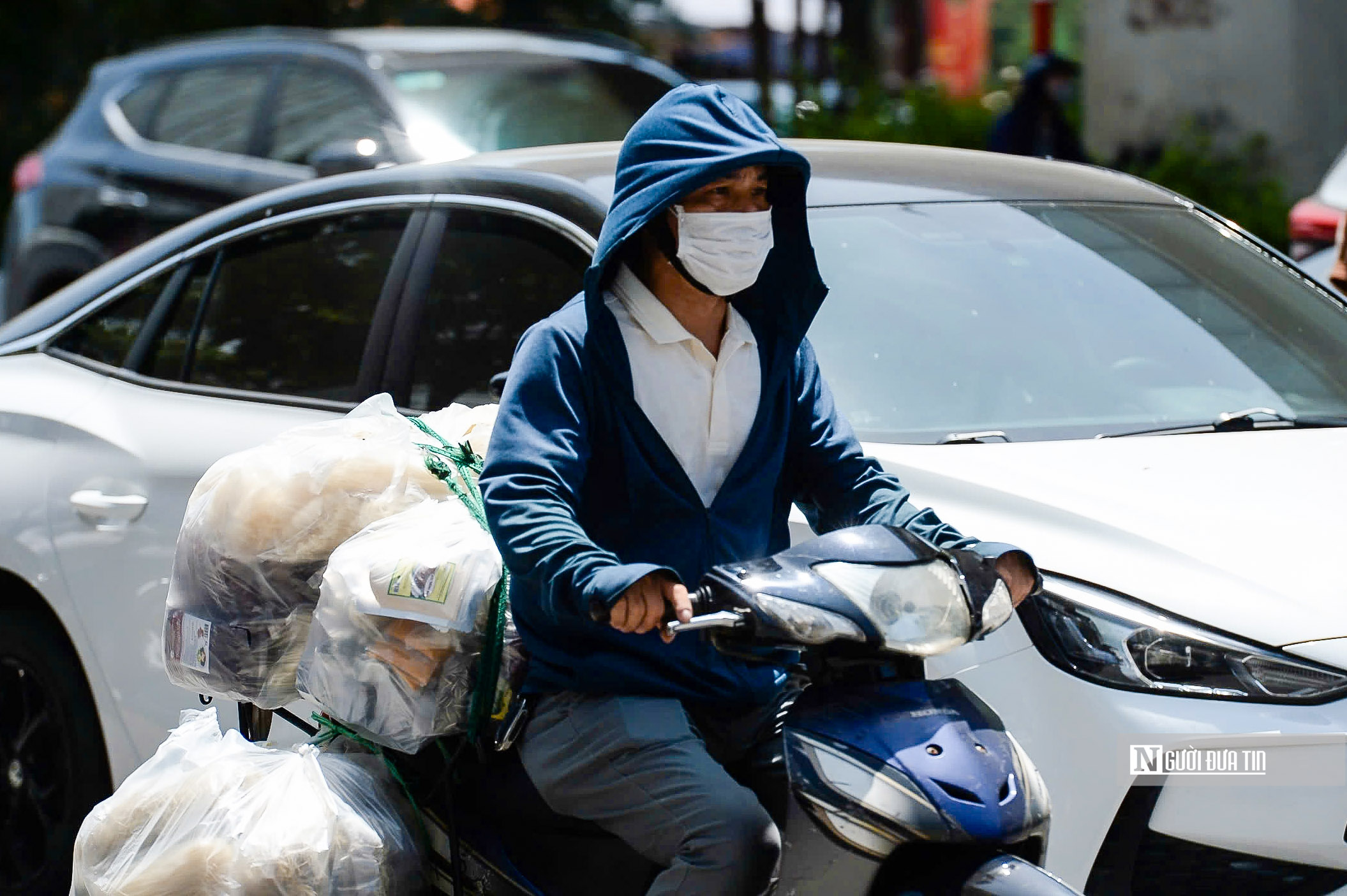Hà Nội: Người dân oằn mình giữa trời nắng đổ lửa- Ảnh 4. Hà Nội: Người dân oằn mình giữa trời nắng đổ lửa- Ảnh 4.