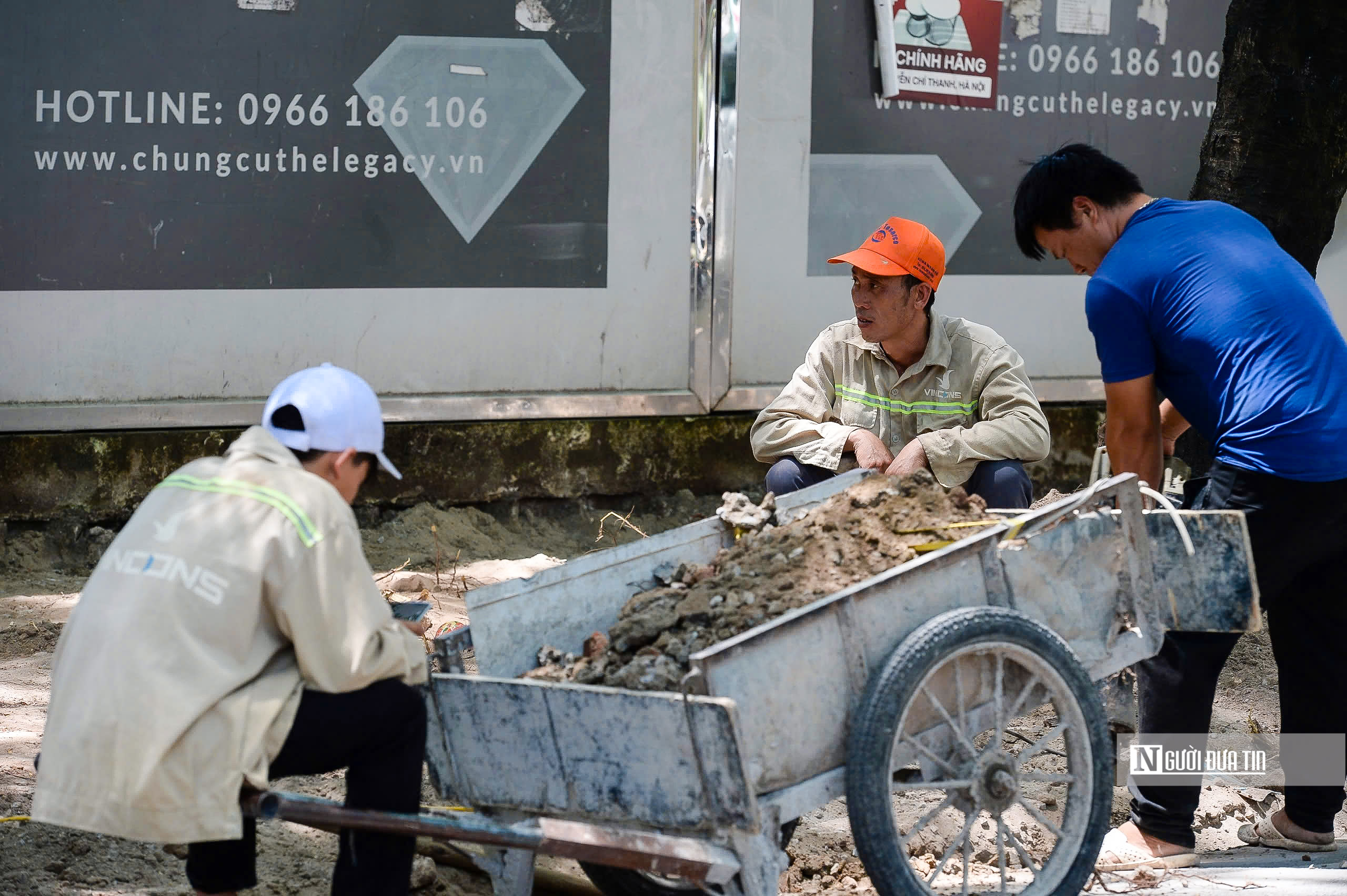 Hà Nội: Người dân oằn mình giữa trời nắng đổ lửa- Ảnh 11. Hà Nội: Người dân oằn mình giữa trời nắng đổ lửa- Ảnh 11.