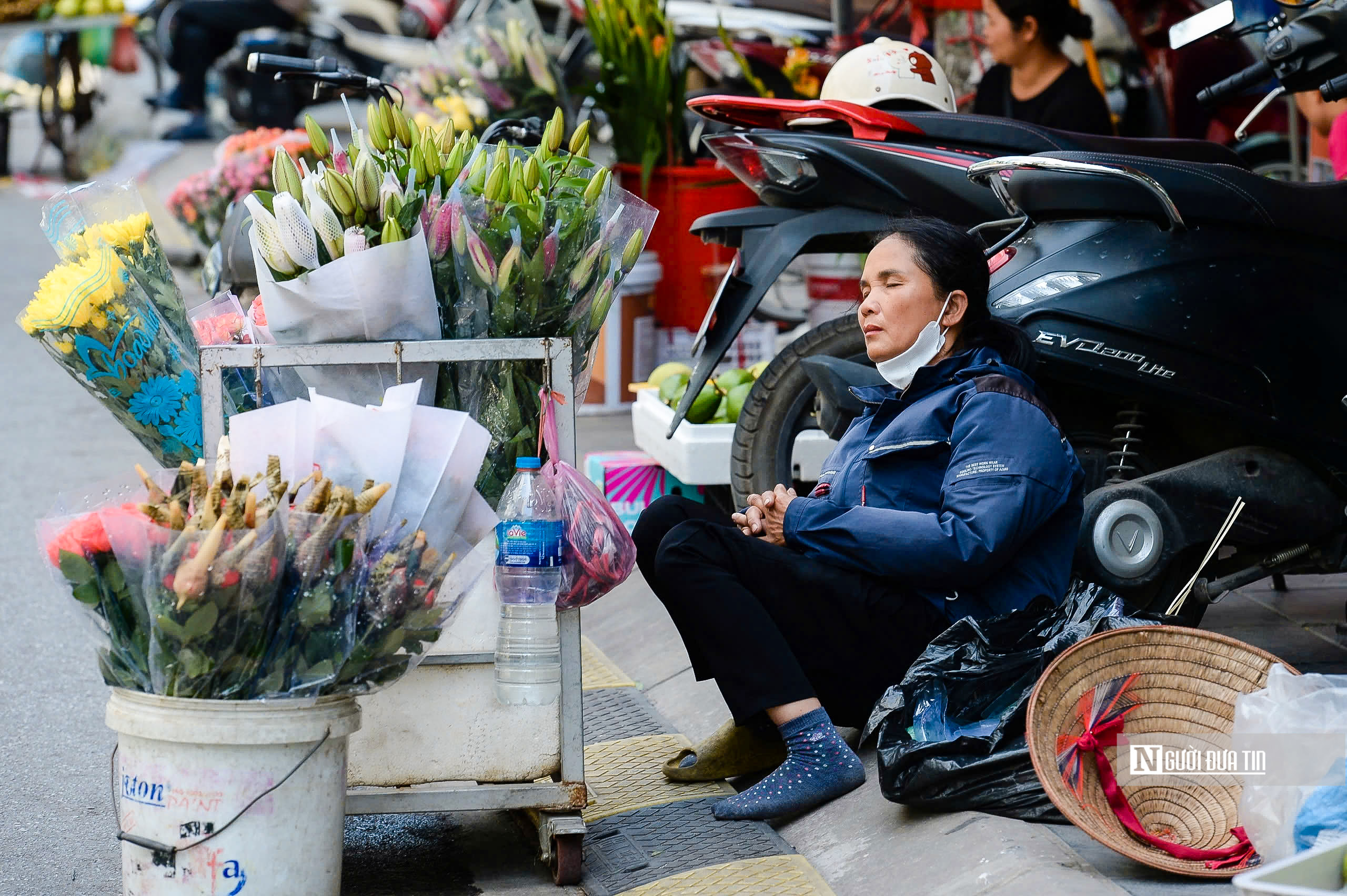Hà Nội: Người dân oằn mình giữa trời nắng đổ lửa- Ảnh 14. Hà Nội: Người dân oằn mình giữa trời nắng đổ lửa- Ảnh 14.