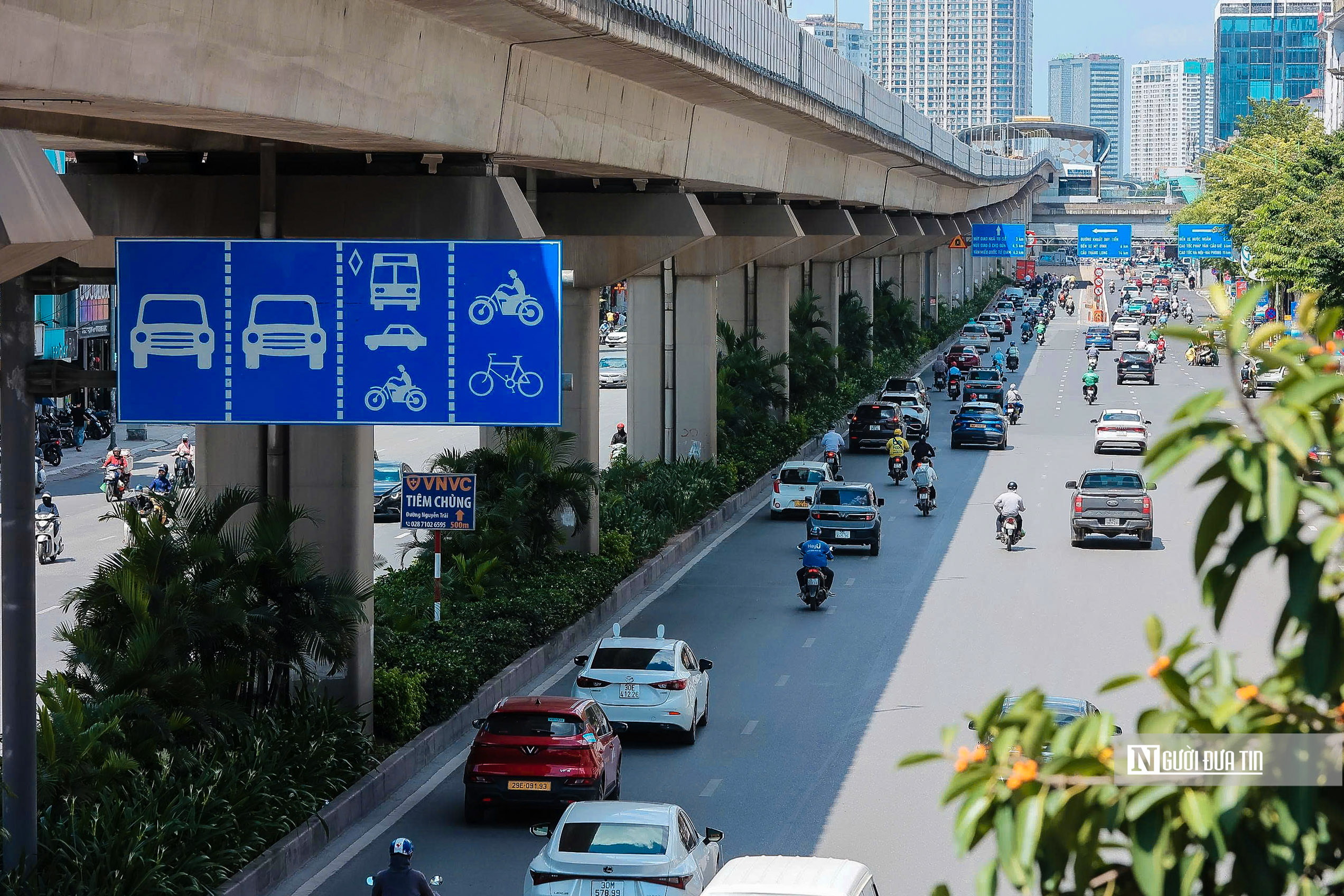 Hà Nội: Người dân oằn mình giữa trời nắng đổ lửa- Ảnh 1. Hà Nội: Người dân oằn mình giữa trời nắng đổ lửa- Ảnh 1.