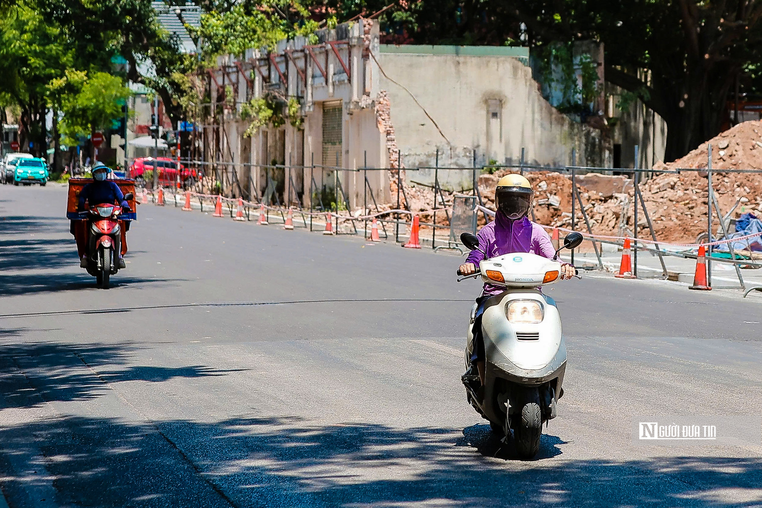 Hà Nội: Người dân oằn mình giữa trời nắng đổ lửa- Ảnh 15. Hà Nội: Người dân oằn mình giữa trời nắng đổ lửa- Ảnh 15.