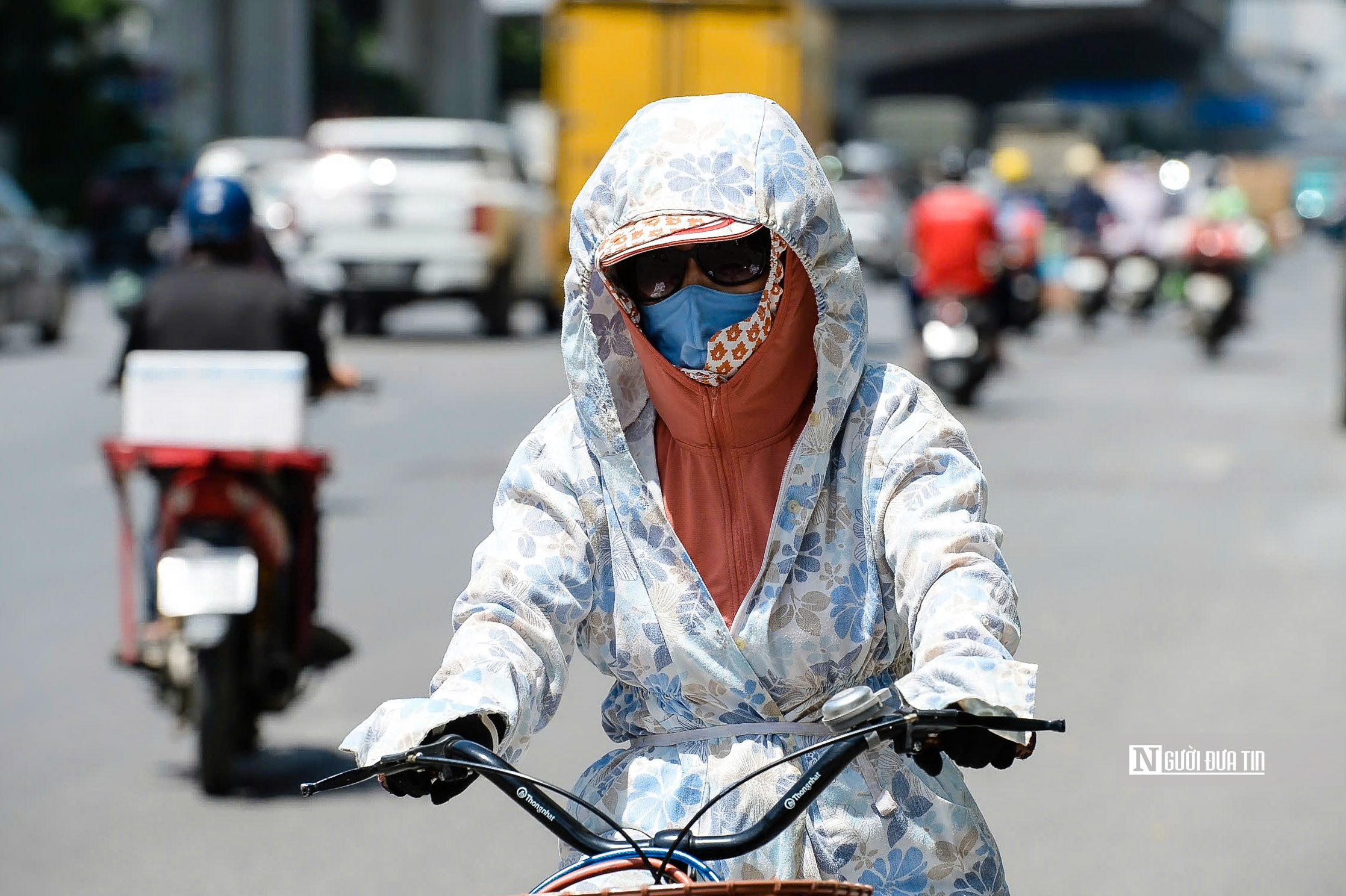 Hà Nội: Người dân oằn mình giữa trời nắng đổ lửa- Ảnh 7. Hà Nội: Người dân oằn mình giữa trời nắng đổ lửa- Ảnh 7.