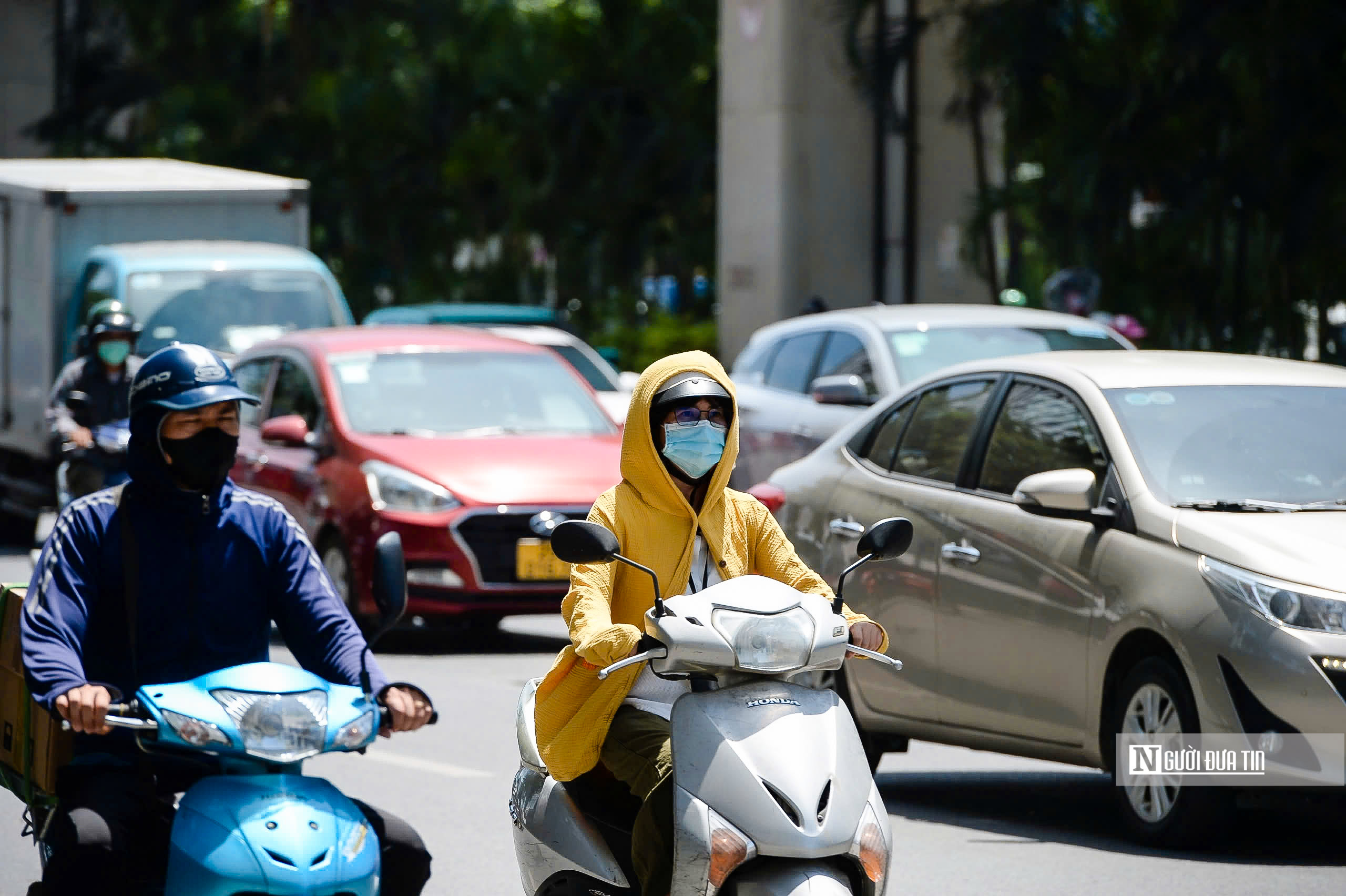 Hà Nội: Người dân oằn mình giữa trời nắng đổ lửa- Ảnh 8. Hà Nội: Người dân oằn mình giữa trời nắng đổ lửa- Ảnh 8.