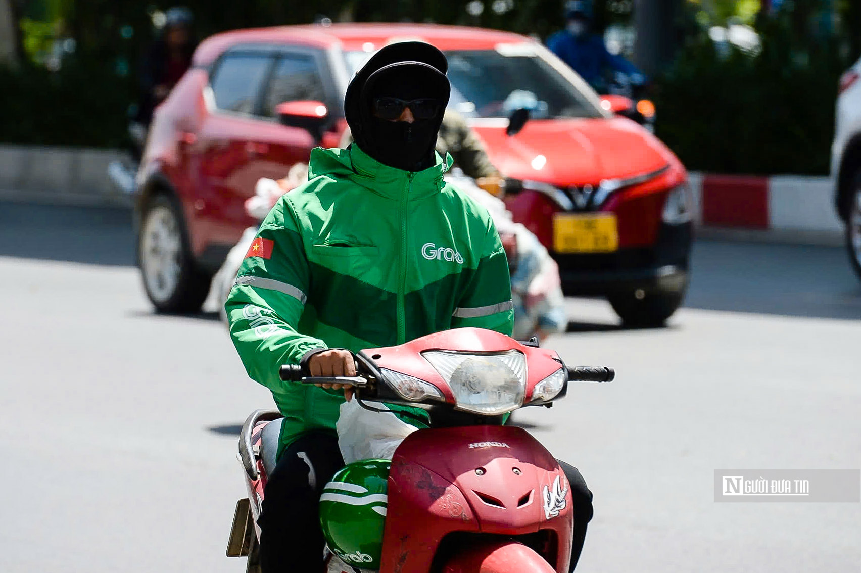 Hà Nội: Người dân oằn mình giữa trời nắng đổ lửa- Ảnh 6. Hà Nội: Người dân oằn mình giữa trời nắng đổ lửa- Ảnh 6.
