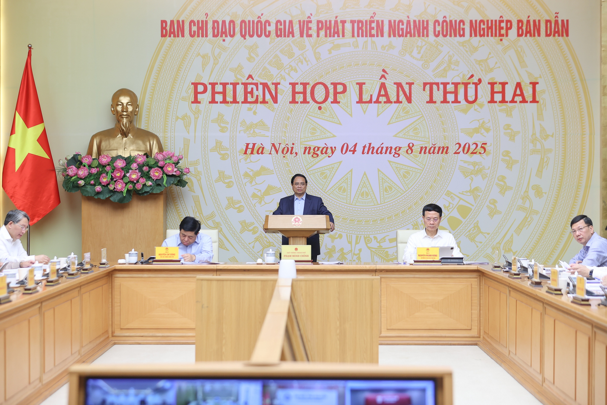 Thủ tướng chủ trì phiên họp về phát triển công nghiệp bán dẫn - Ảnh 2.