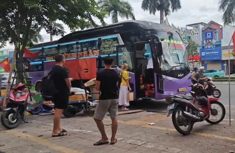 Chủ tịch Đà Nẵng yêu cầu siết chặt quản lý vận tải, dẹp nạn “xe dù, bến cóc”- Ảnh 3.
