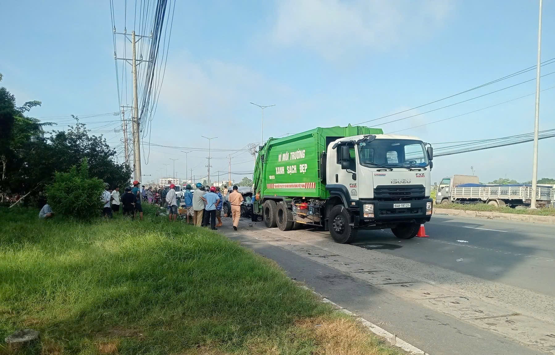 Điều tra vụ tai nạn giữa ô tô và xe rác khiến 2 người tử vong ở Vĩnh Long- Ảnh 1.