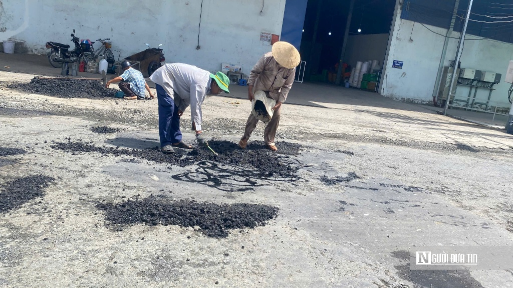 Những lão nông làm việc nghĩa: Dốc sức già vá đường cho học trò đến lớp - Ảnh 1.