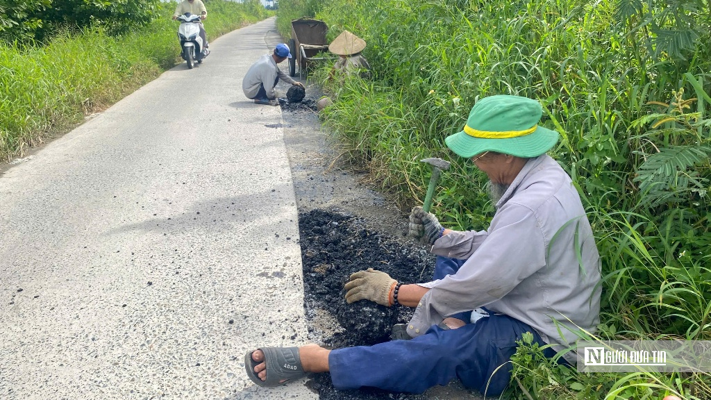 Những lão nông làm việc nghĩa: Dốc sức già vá đường cho học trò đến lớp - Ảnh 6.