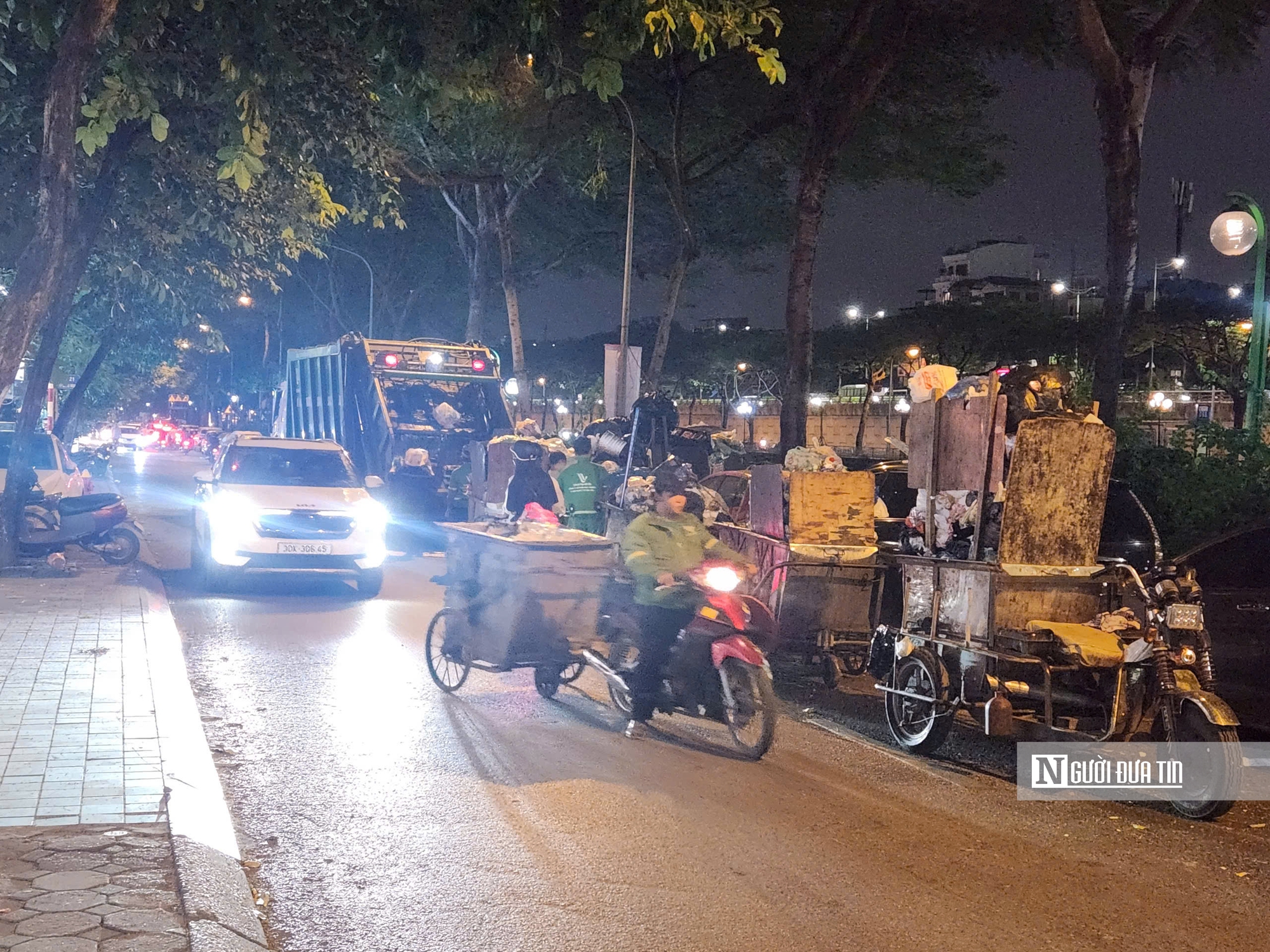 Hà Nội: Rác thải ùn ứ, nhiều tuyến phố bốc mùi nồng nặc- Ảnh 2. Hà Nội: Rác thải ùn ứ, nhiều tuyến phố bốc mùi nồng nặc- Ảnh 2.