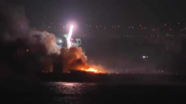 Pháo hoa mất kiểm soát gây cháy xà lan, công nhân nhảy xuống biển thoát thân - Ảnh 1. Pháo hoa mất kiểm soát gây cháy xà lan, công nhân nhảy xuống biển thoát thân - Ảnh 1.