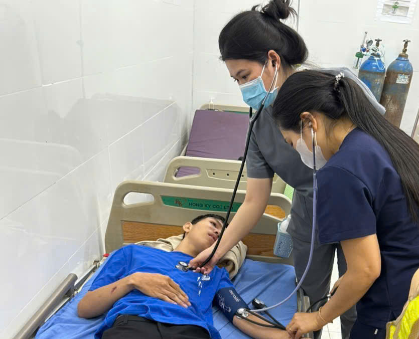 CSGT Lâm Đồng dùng xe đặc chủng đưa người có dấu hiệu đột quỵ đi cấp cứu kịp thời - Ảnh 2.