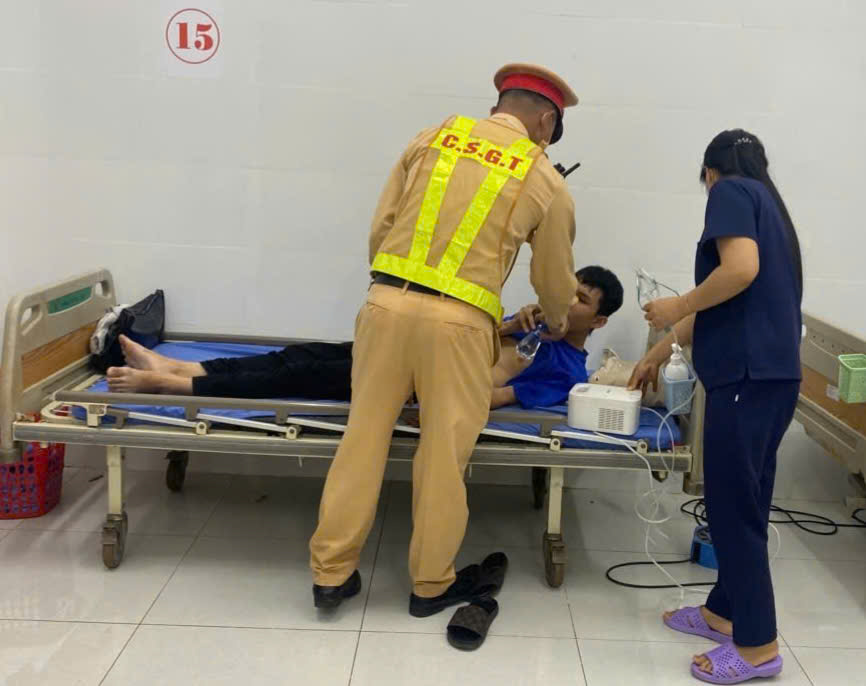 CSGT Lâm Đồng dùng xe đặc chủng đưa người có dấu hiệu đột quỵ đi cấp cứu kịp thời - Ảnh 3.