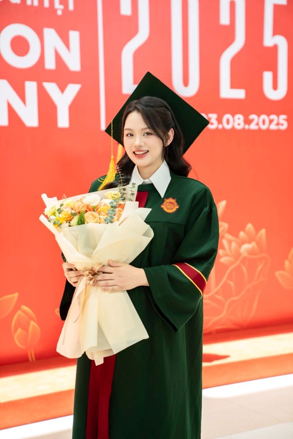 Cựu VĐV bóng chuyền Thu Hoài rạng ngời đón niềm vui học tập trước thêm "vỡ chum" - Ảnh 1.