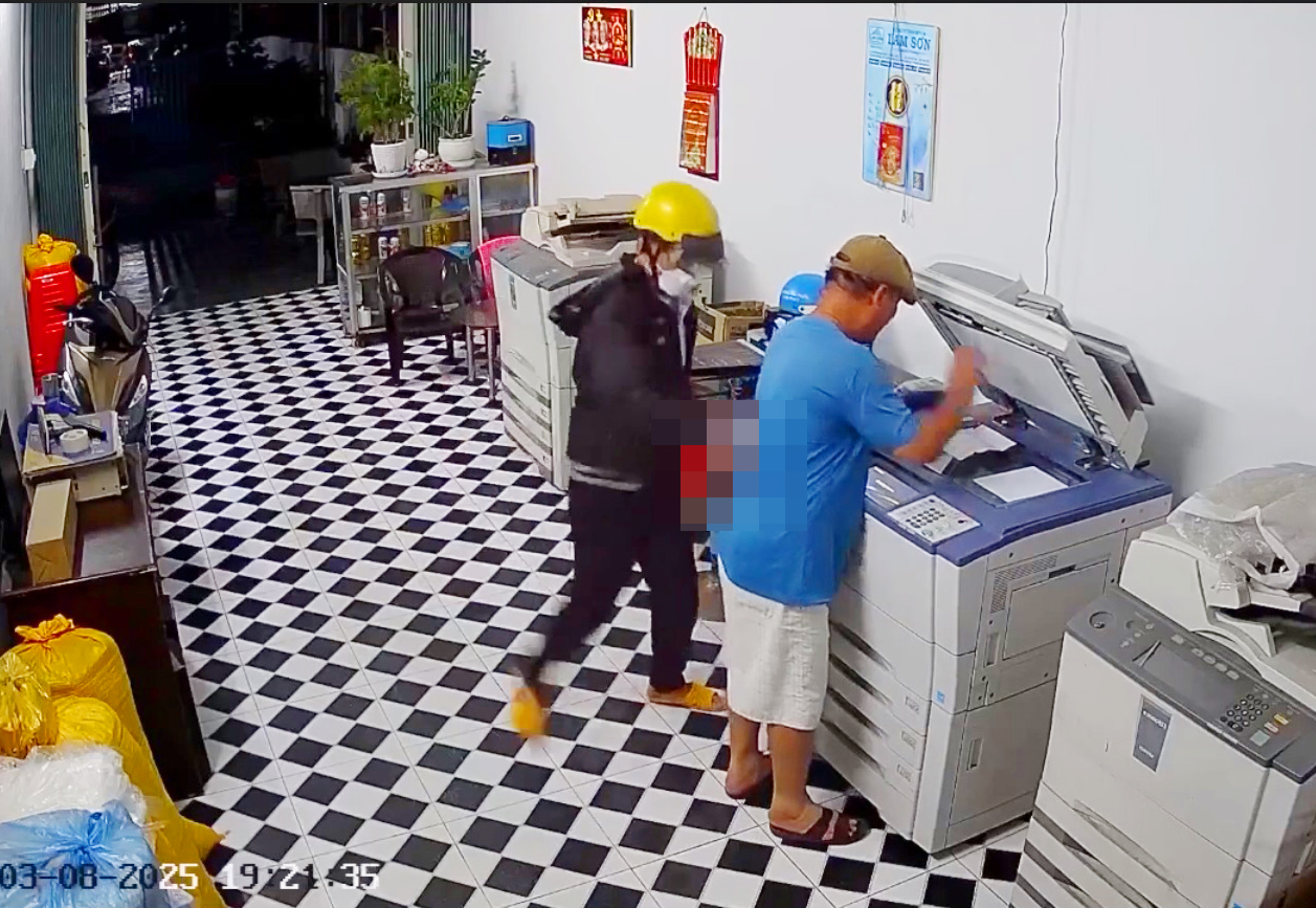 Bắt nam thanh niên vào tiệm photocopy xin tiền không thành, rút dao đâm chủ tiệm- Ảnh 1. Bắt nam thanh niên vào tiệm photocopy xin tiền không thành, rút dao đâm chủ tiệm- Ảnh 1.