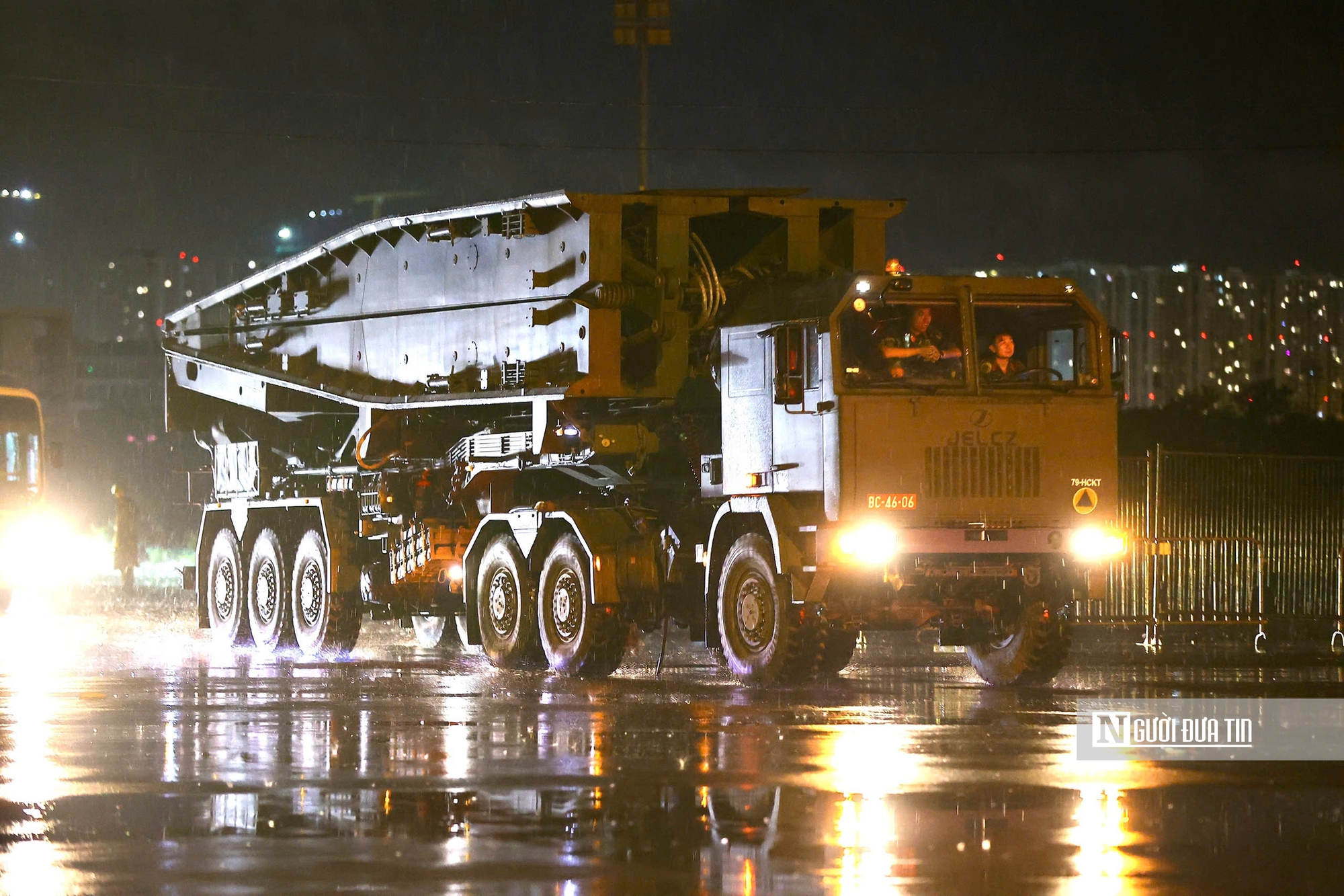 Xe pháo quân sự đội mưa huấn luyện trong đêm cho nhiệm vụ A80- Ảnh 2. Xe pháo quân sự đội mưa huấn luyện trong đêm cho nhiệm vụ A80- Ảnh 2.