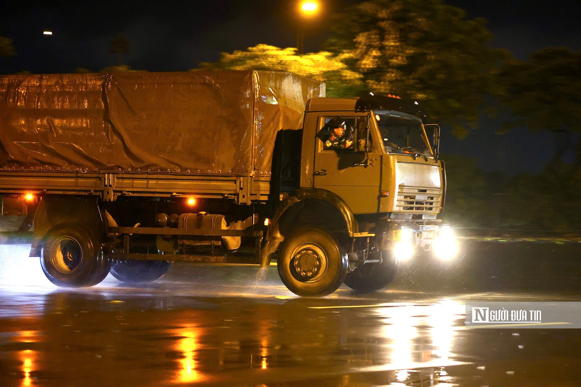 Xe pháo quân sự đội mưa huấn luyện trong đêm cho nhiệm vụ A80- Ảnh 7. Xe pháo quân sự đội mưa huấn luyện trong đêm cho nhiệm vụ A80- Ảnh 7.