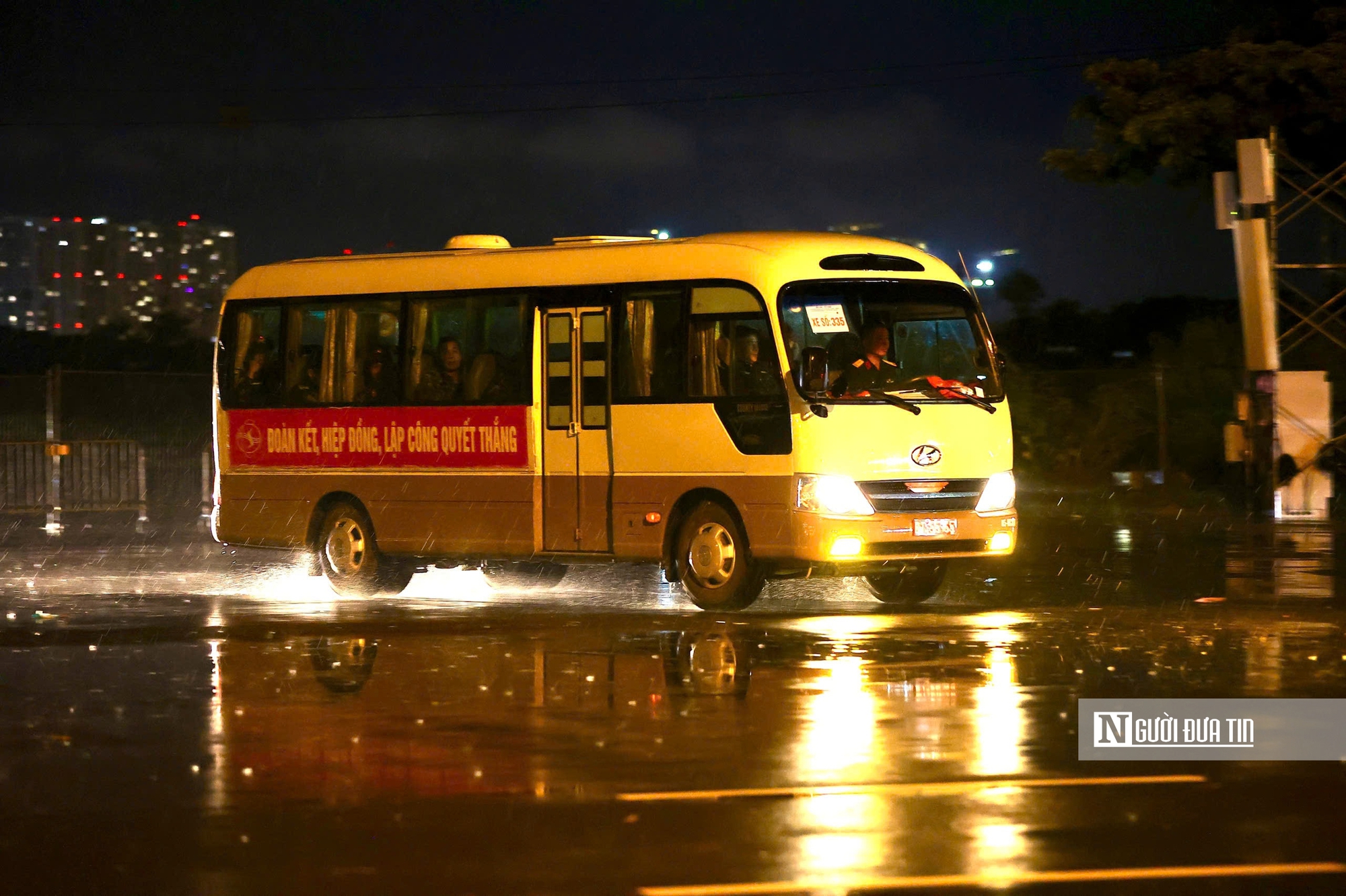 Xe pháo quân sự đội mưa huấn luyện trong đêm cho nhiệm vụ A80- Ảnh 10. Xe pháo quân sự đội mưa huấn luyện trong đêm cho nhiệm vụ A80- Ảnh 10.