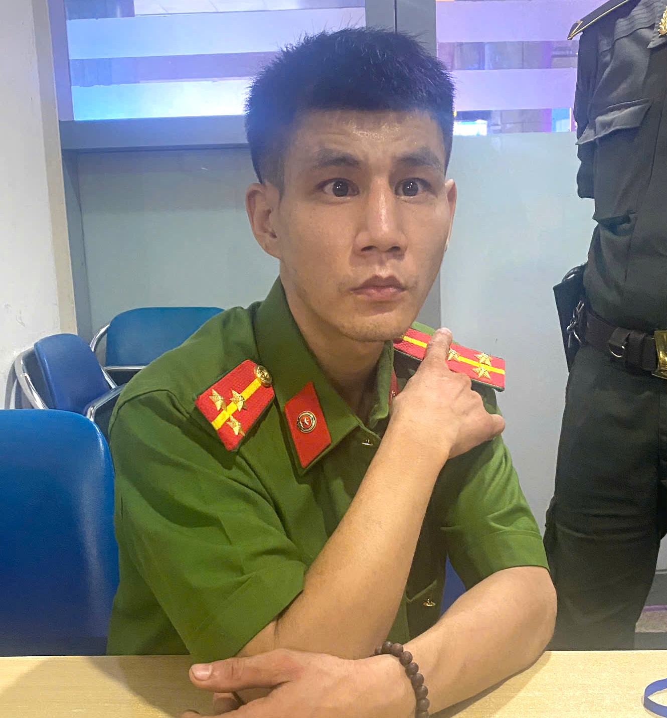 Thanh niên mặc quân phục công an vào sân bay Đà Nẵng chơi, bị phát hiện- Ảnh 1. Thanh niên mặc quân phục công an vào sân bay Đà Nẵng chơi, bị phát hiện- Ảnh 1.