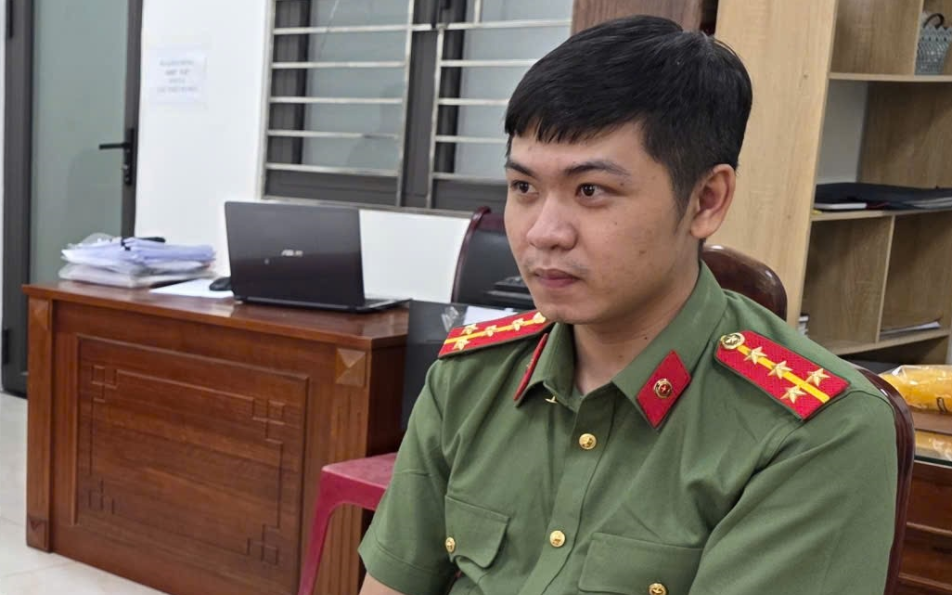 Thanh niên mặc quân phục công an vào sân bay Đà Nẵng chơi, bị phát hiện- Ảnh 2.