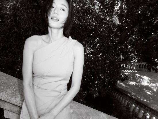 "Mợ chảnh" Jeon Ji Hyun và cú lột xác đầy ngoạn mục ở tuổi 44 - Ảnh 3.