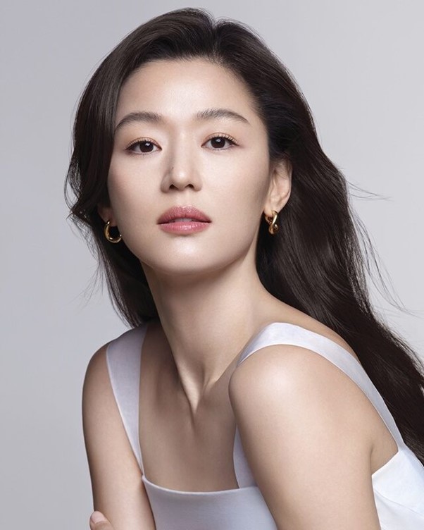 "Mợ chảnh" Jeon Ji Hyun và cú lột xác đầy ngoạn mục ở tuổi 44 - Ảnh 1.