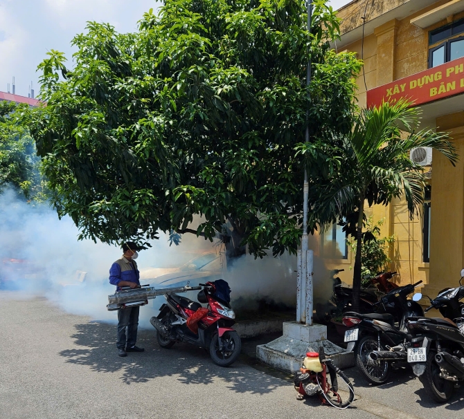 Hà Nội tăng cường phòng, chống sốt xuất huyết trong cao điểm mùa dịch- Ảnh 1.
