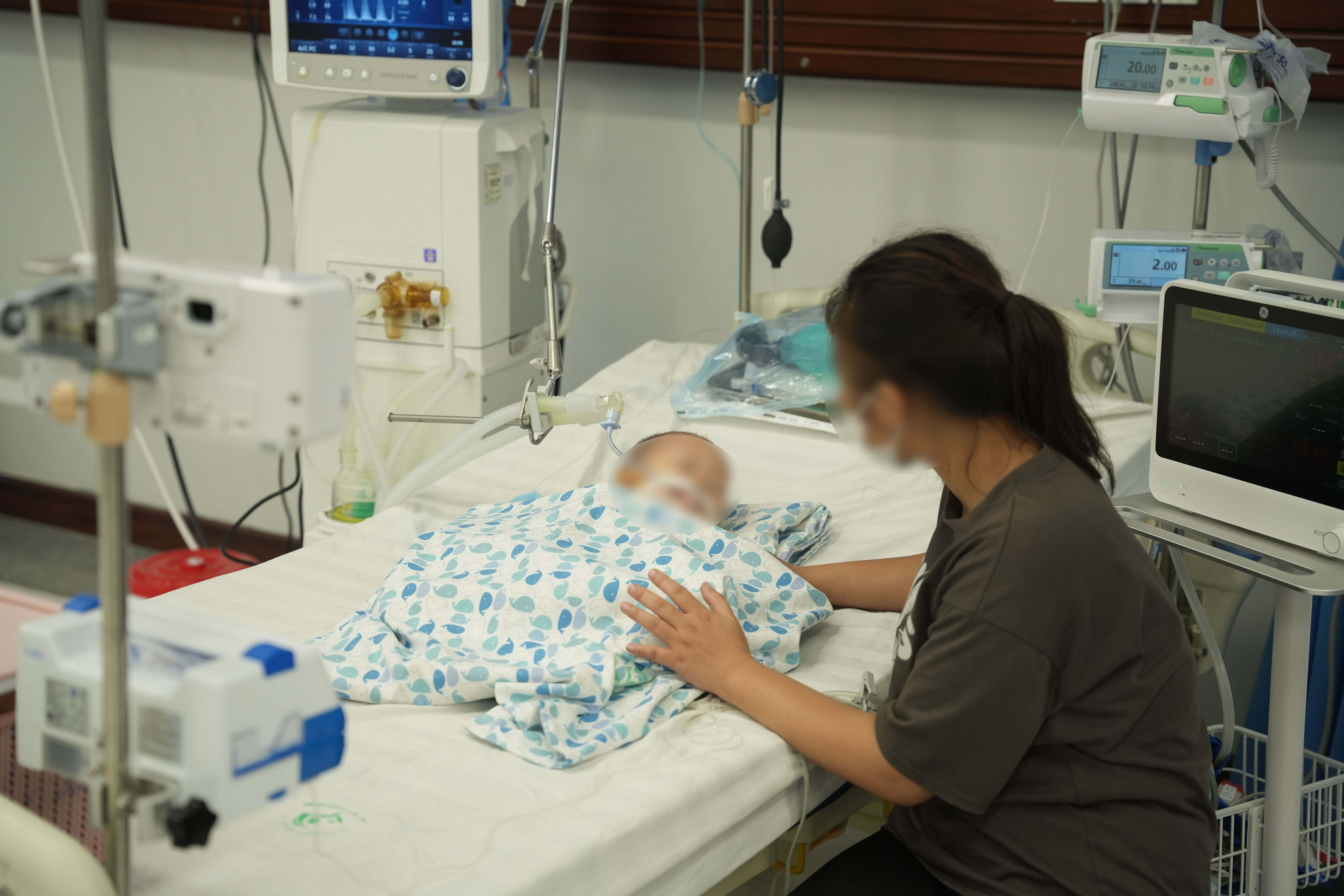 Bé trai 15 tháng tuổi cấp cứu vì uống phải tinh dầu đuổi muỗi- Ảnh 2.