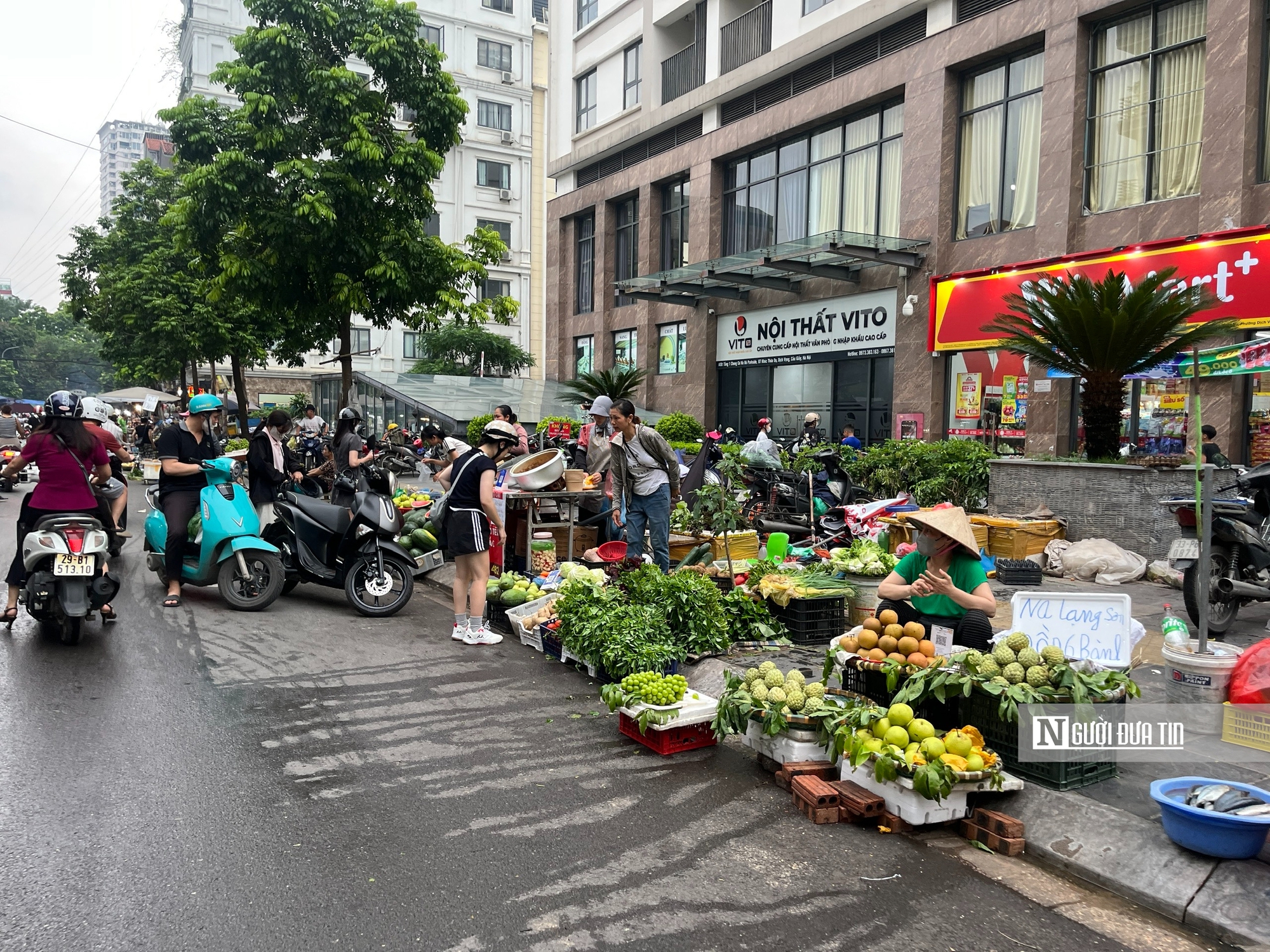 Chợ cóc bủa vây Hà Nội, chợ chính “thất thủ”, giao thông kẹt cứng - Ảnh 1.