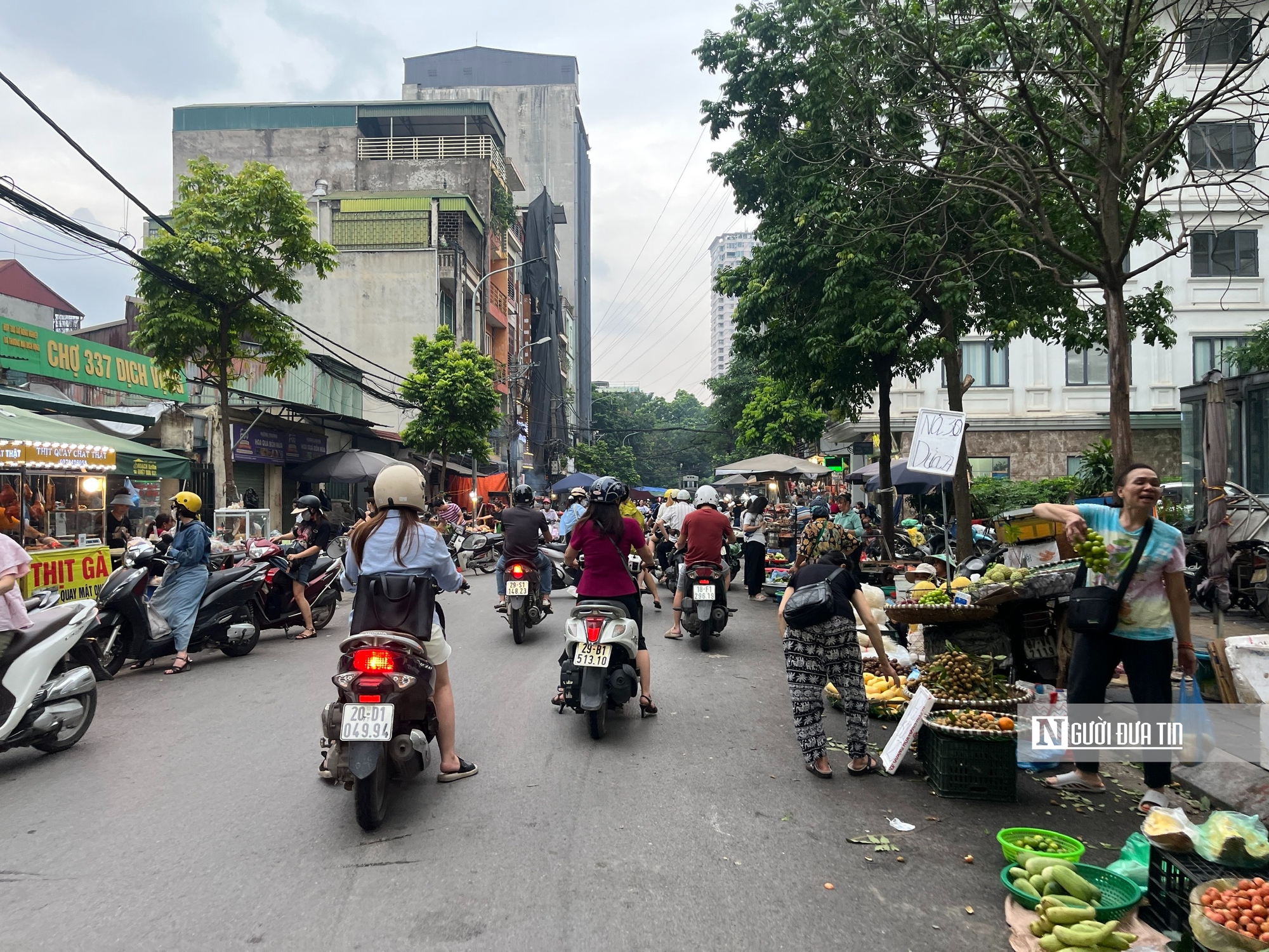 Chợ cóc bủa vây Hà Nội, chợ chính “thất thủ”, giao thông kẹt cứng - Ảnh 2.
