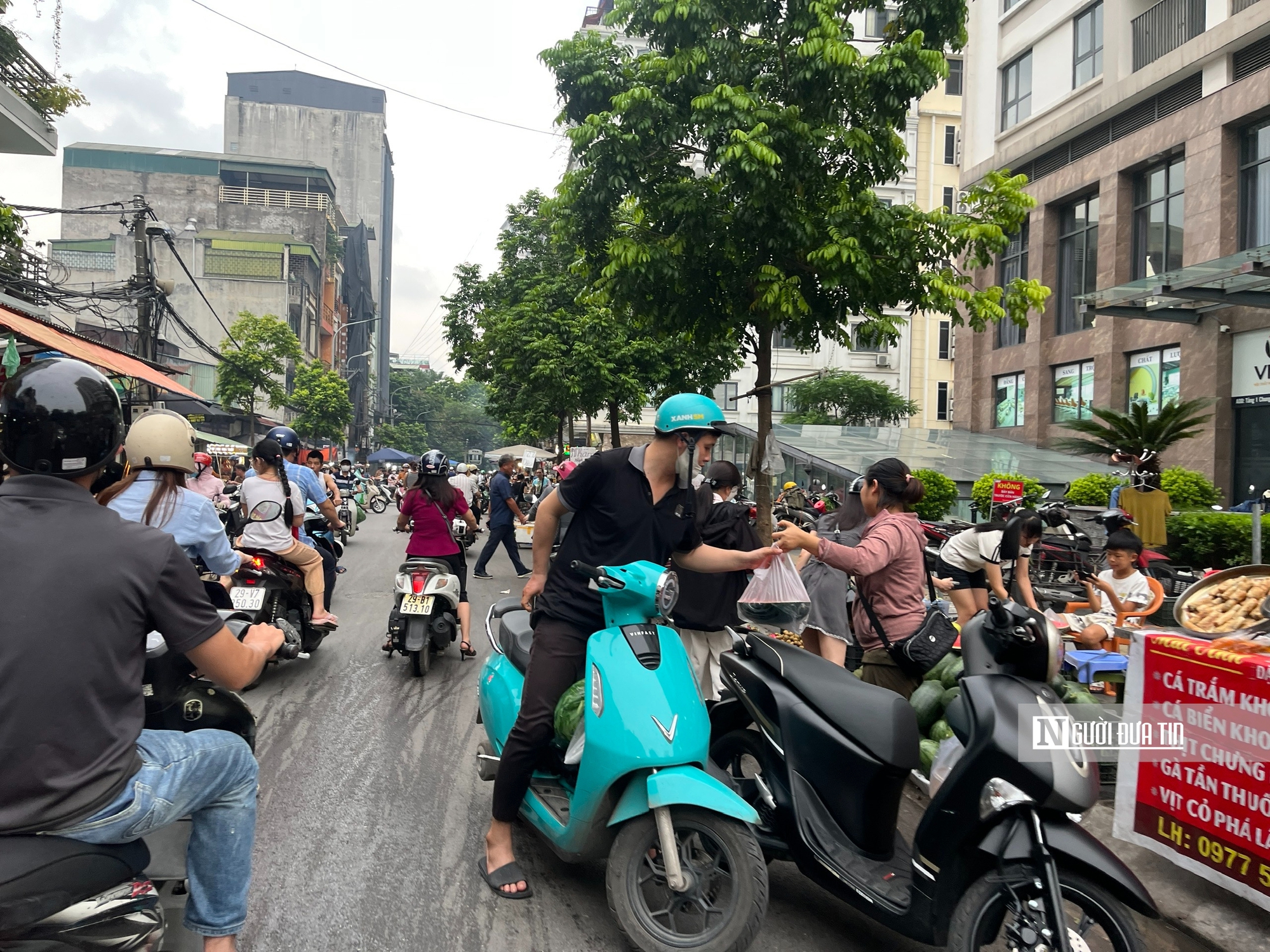 Chợ cóc bủa vây Hà Nội, chợ chính “thất thủ”, giao thông kẹt cứng - Ảnh 3.
