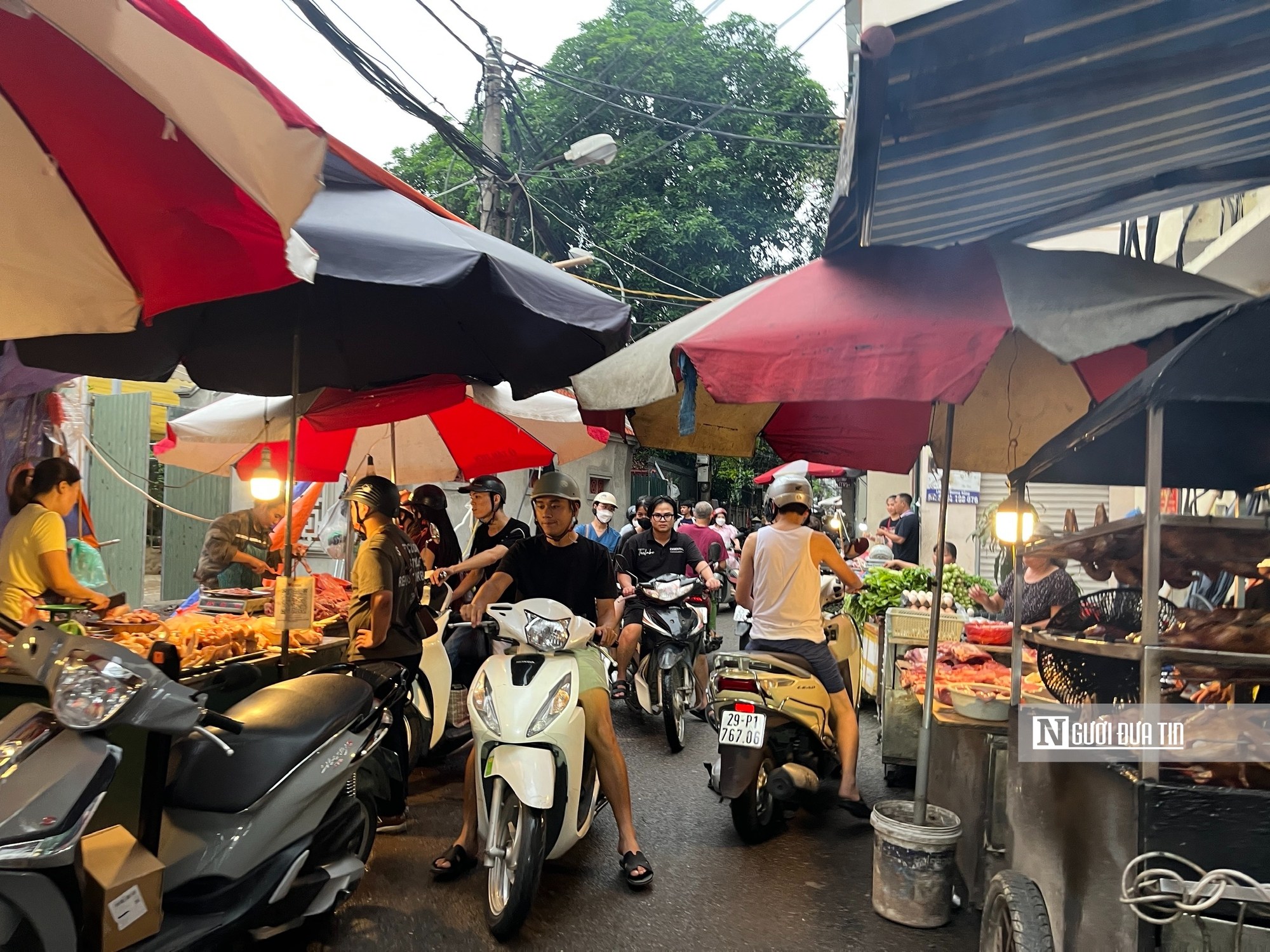 Chợ cóc bủa vây Hà Nội, chợ chính “thất thủ”, giao thông kẹt cứng - Ảnh 4.