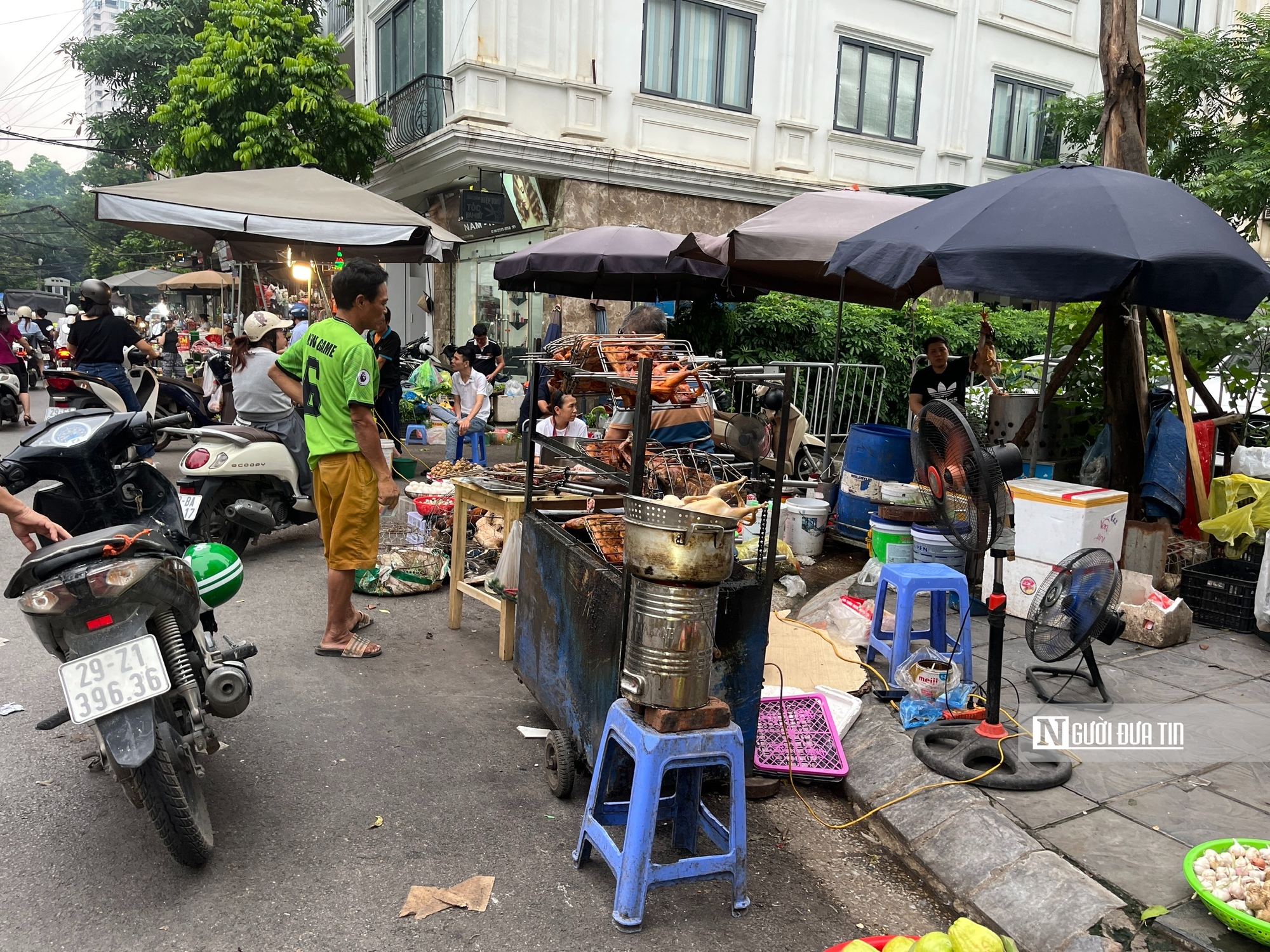 Chợ cóc bủa vây Hà Nội, chợ chính “thất thủ”, giao thông kẹt cứng - Ảnh 5.
