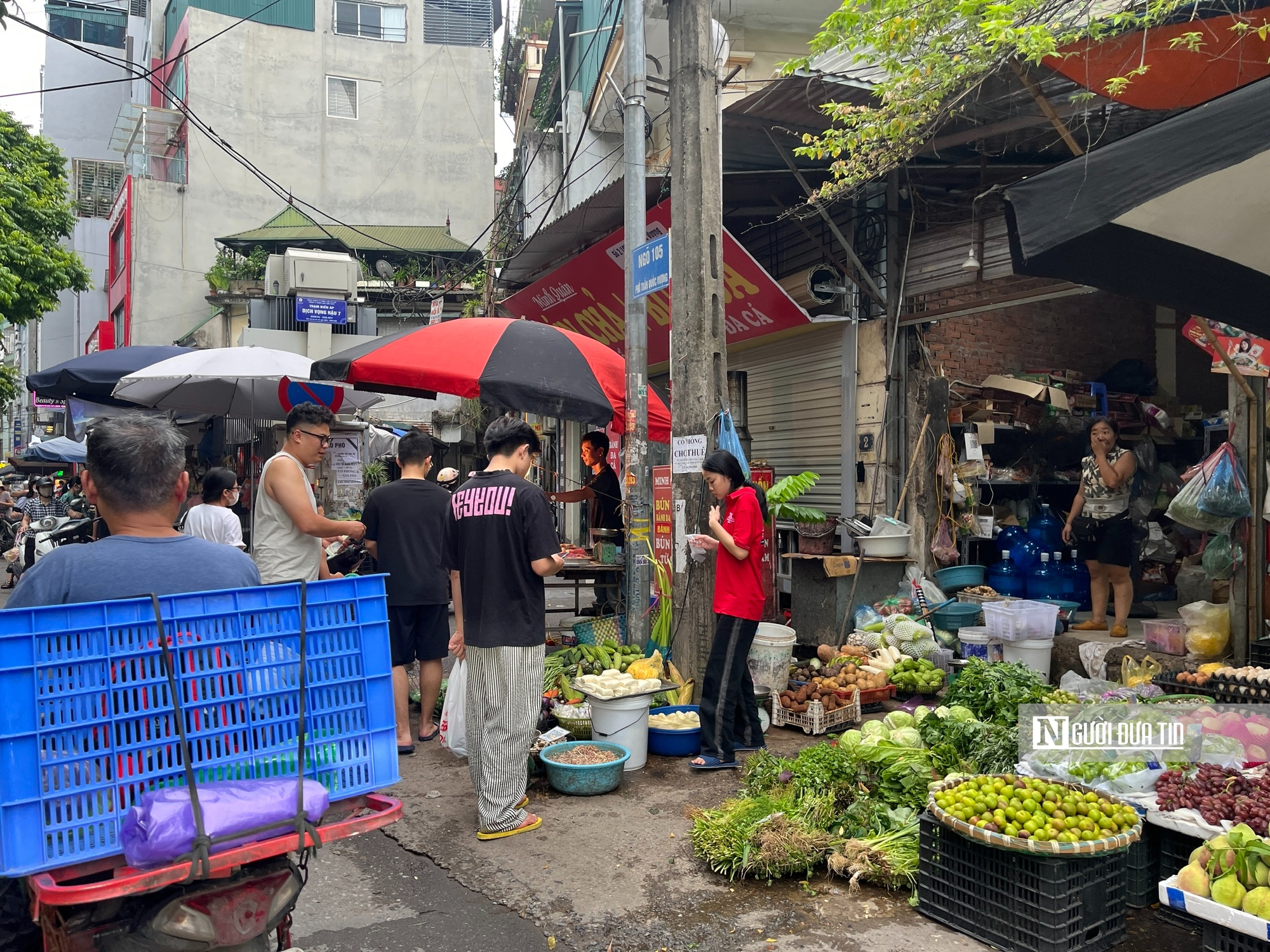 Chợ cóc bủa vây Hà Nội, chợ chính “thất thủ”, giao thông kẹt cứng - Ảnh 6.