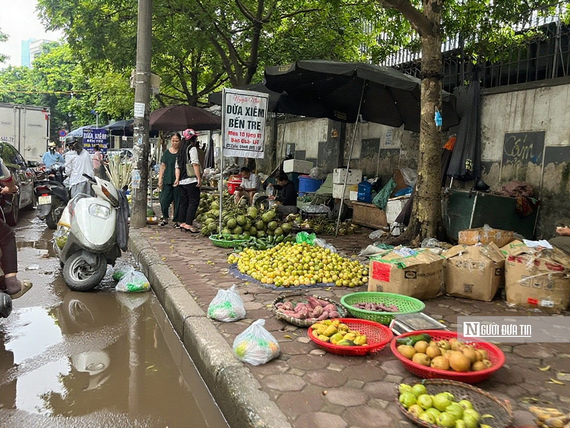 Chợ cóc bủa vây Hà Nội, chợ chính “thất thủ”, giao thông kẹt cứng - Ảnh 7.