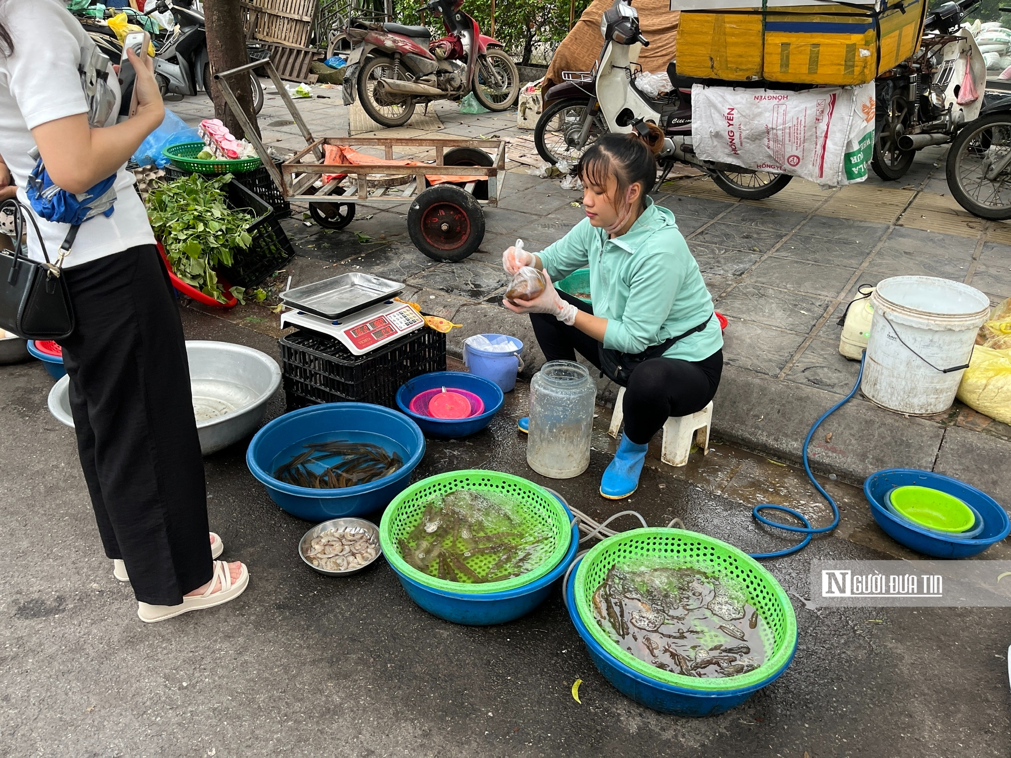 Chợ cóc bủa vây Hà Nội, chợ chính “thất thủ”, giao thông kẹt cứng - Ảnh 8.
