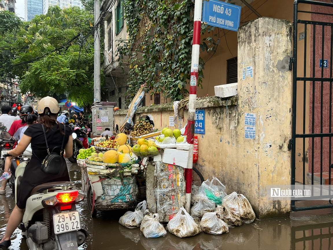 Chợ cóc bủa vây Hà Nội, chợ chính “thất thủ”, giao thông kẹt cứng - Ảnh 9.