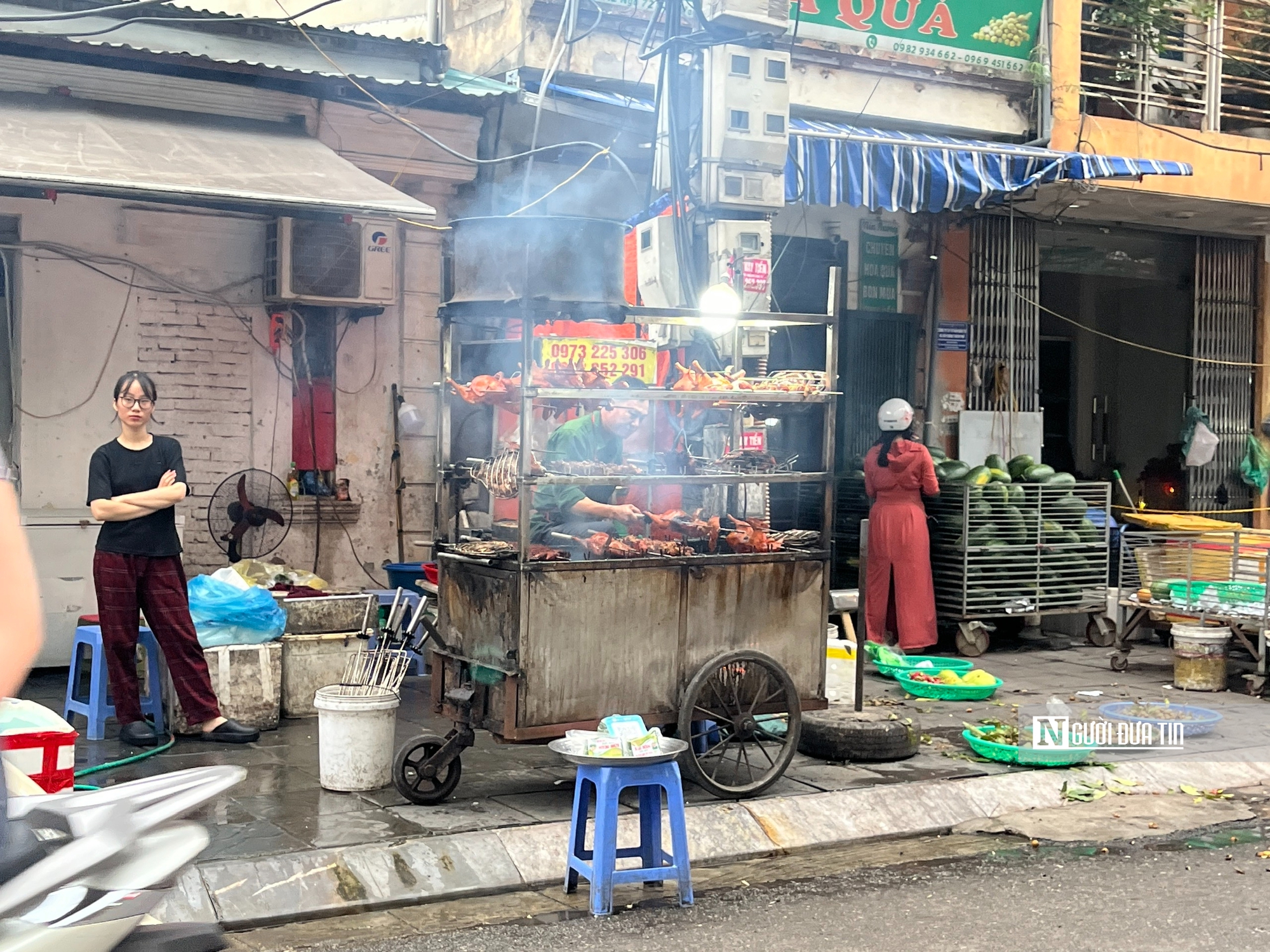 Chợ cóc bủa vây Hà Nội, chợ chính “thất thủ”, giao thông kẹt cứng - Ảnh 10.
