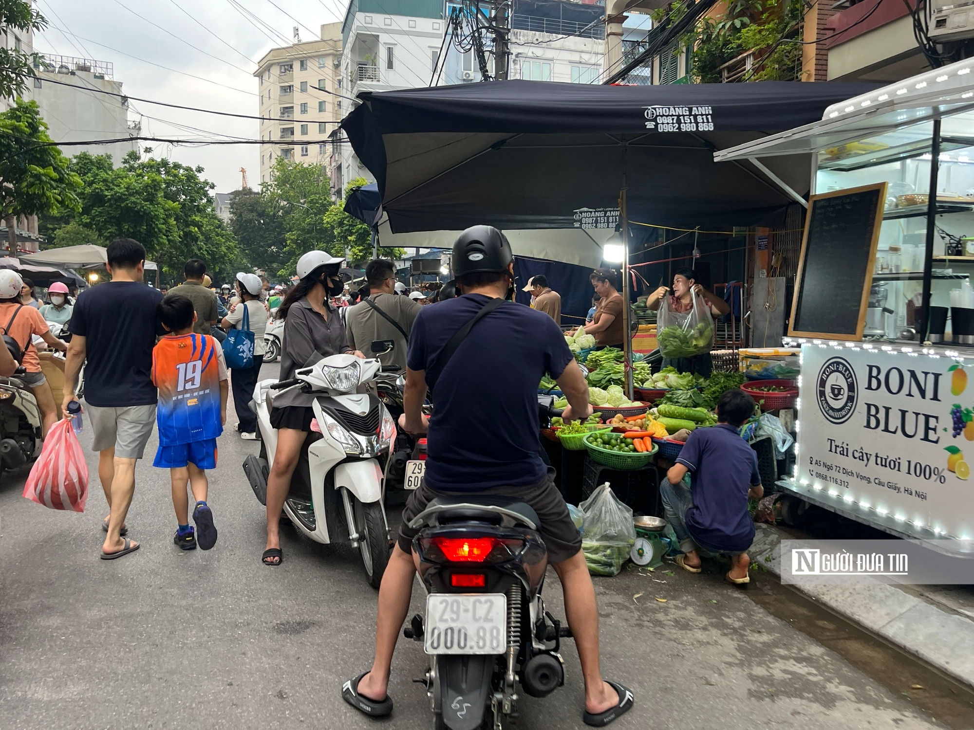 Chợ cóc bủa vây Hà Nội, chợ chính “thất thủ”, giao thông kẹt cứng - Ảnh 11.