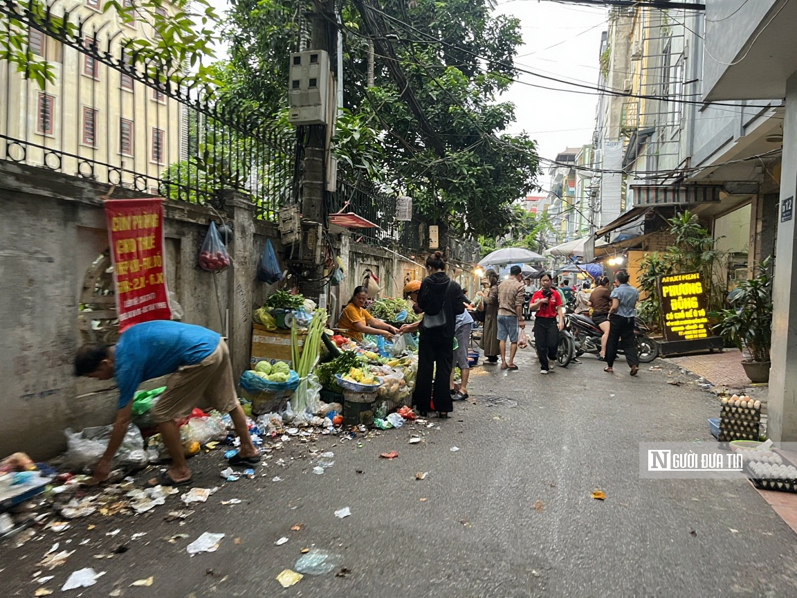 Chợ cóc bủa vây Hà Nội, chợ chính “thất thủ”, giao thông kẹt cứng - Ảnh 12.