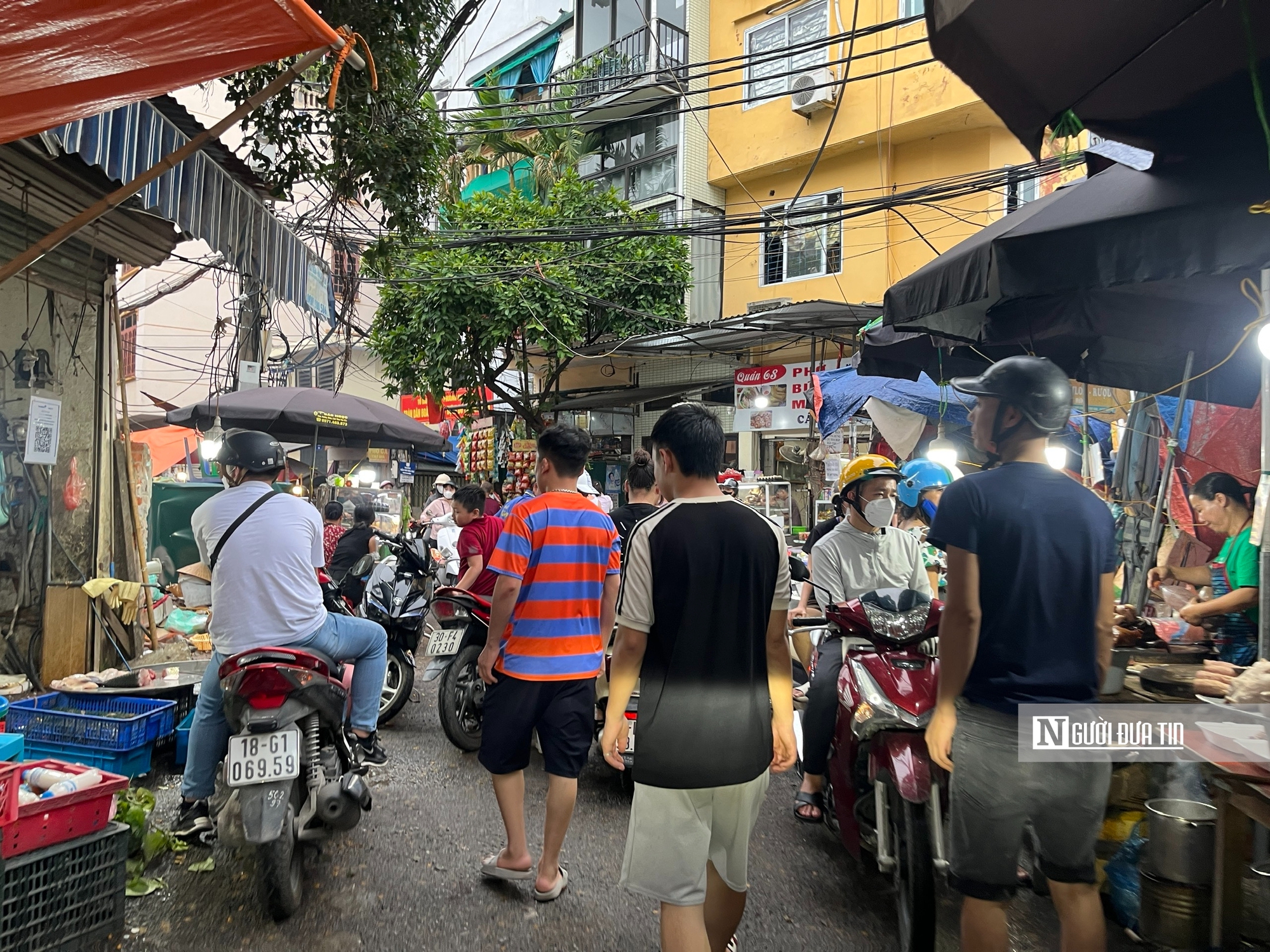Chợ cóc bủa vây Hà Nội, chợ chính “thất thủ”, giao thông kẹt cứng - Ảnh 13.
