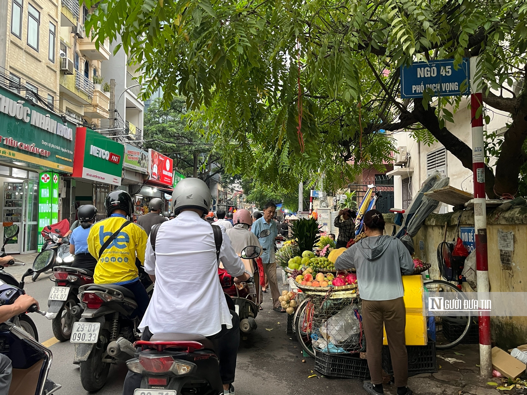 Chợ cóc bủa vây Hà Nội, chợ chính “thất thủ”, giao thông kẹt cứng - Ảnh 14.
