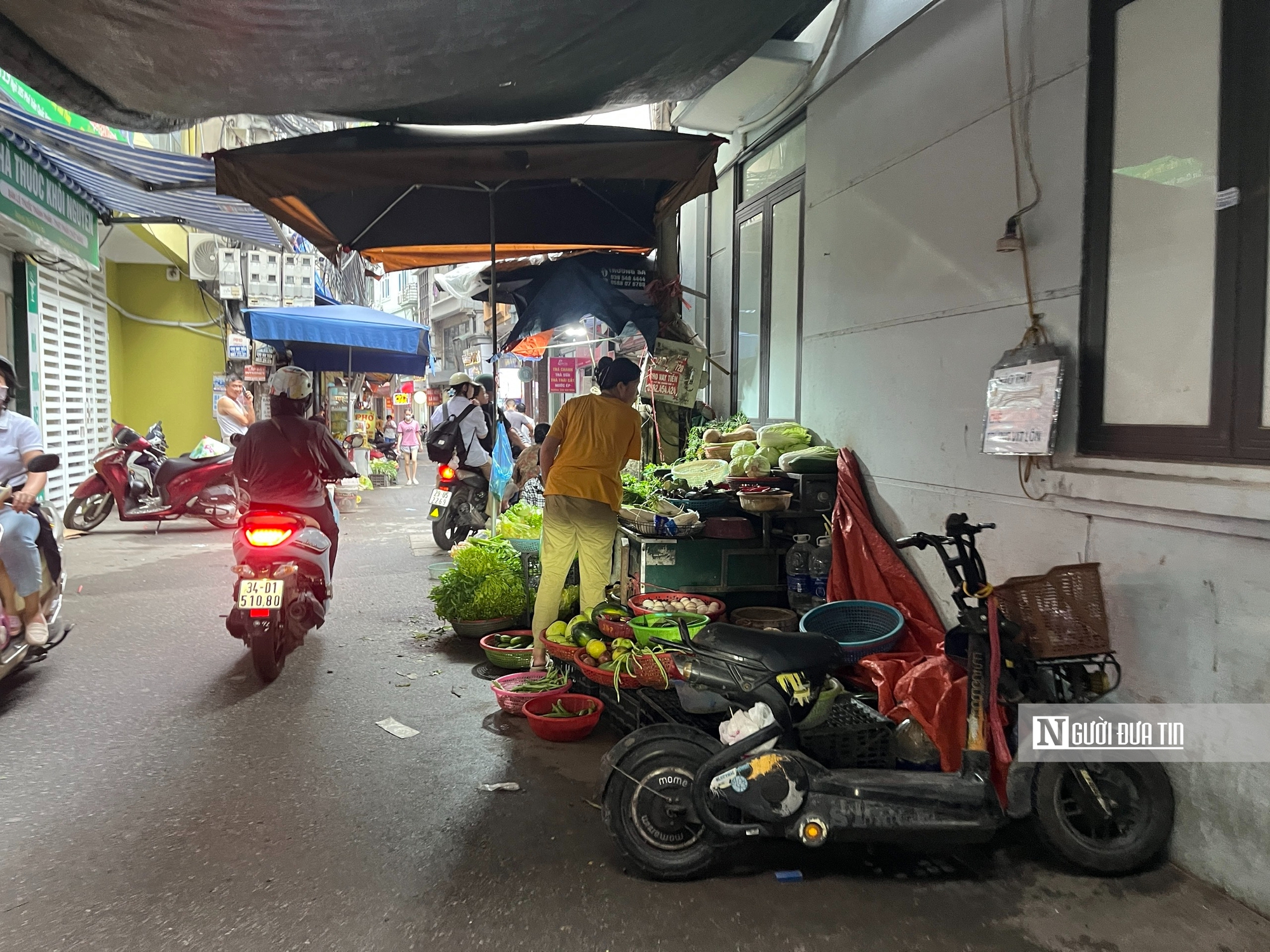 Chợ cóc bủa vây Hà Nội, chợ chính “thất thủ”, giao thông kẹt cứng - Ảnh 15.
