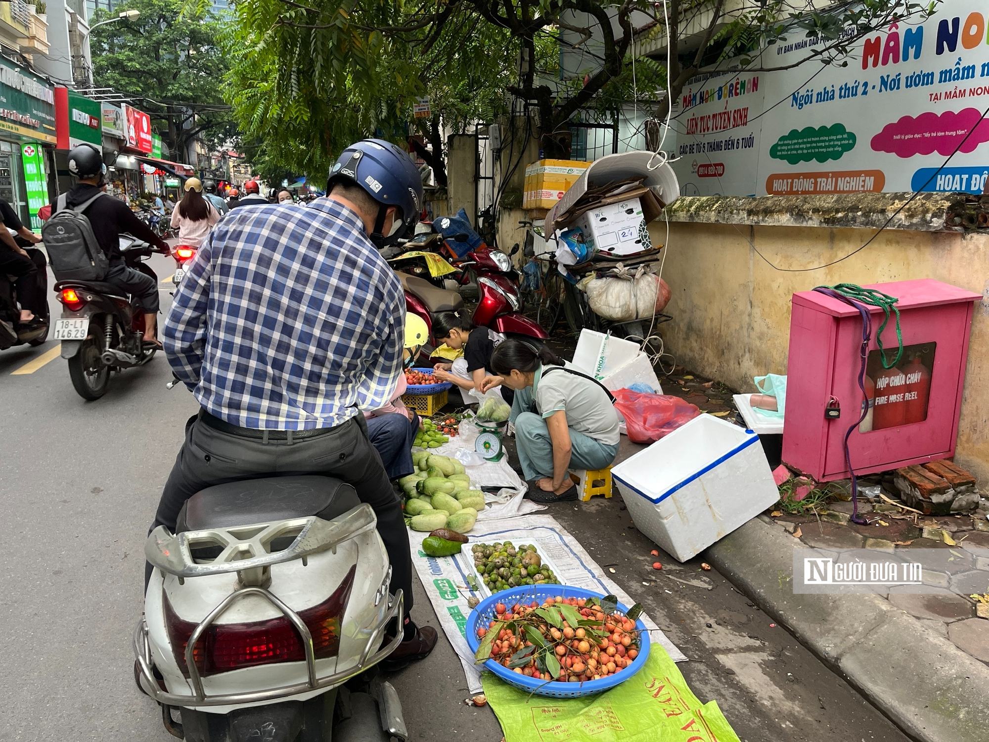 Chợ cóc bủa vây Hà Nội, chợ chính “thất thủ”, giao thông kẹt cứng - Ảnh 16.