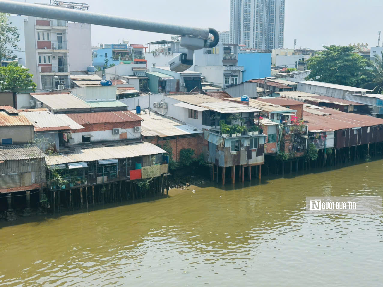 Cận cảnh cuộc sống tạm bợ của người dân ở bờ Bắc Kênh Đôi Tp.HCM trước ngày "thay áo mới" - Ảnh 1.