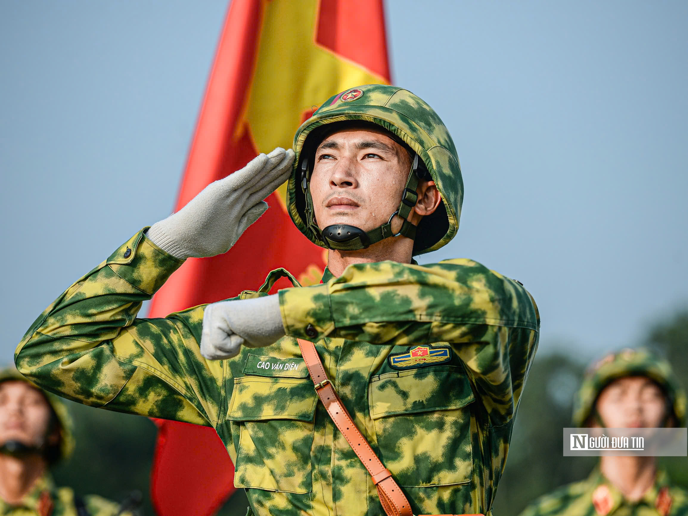 Cận cảnh chiến sĩ phòng hóa đeo tạ luyện tập giữa thao trường "đổ lửa" - Ảnh 10.