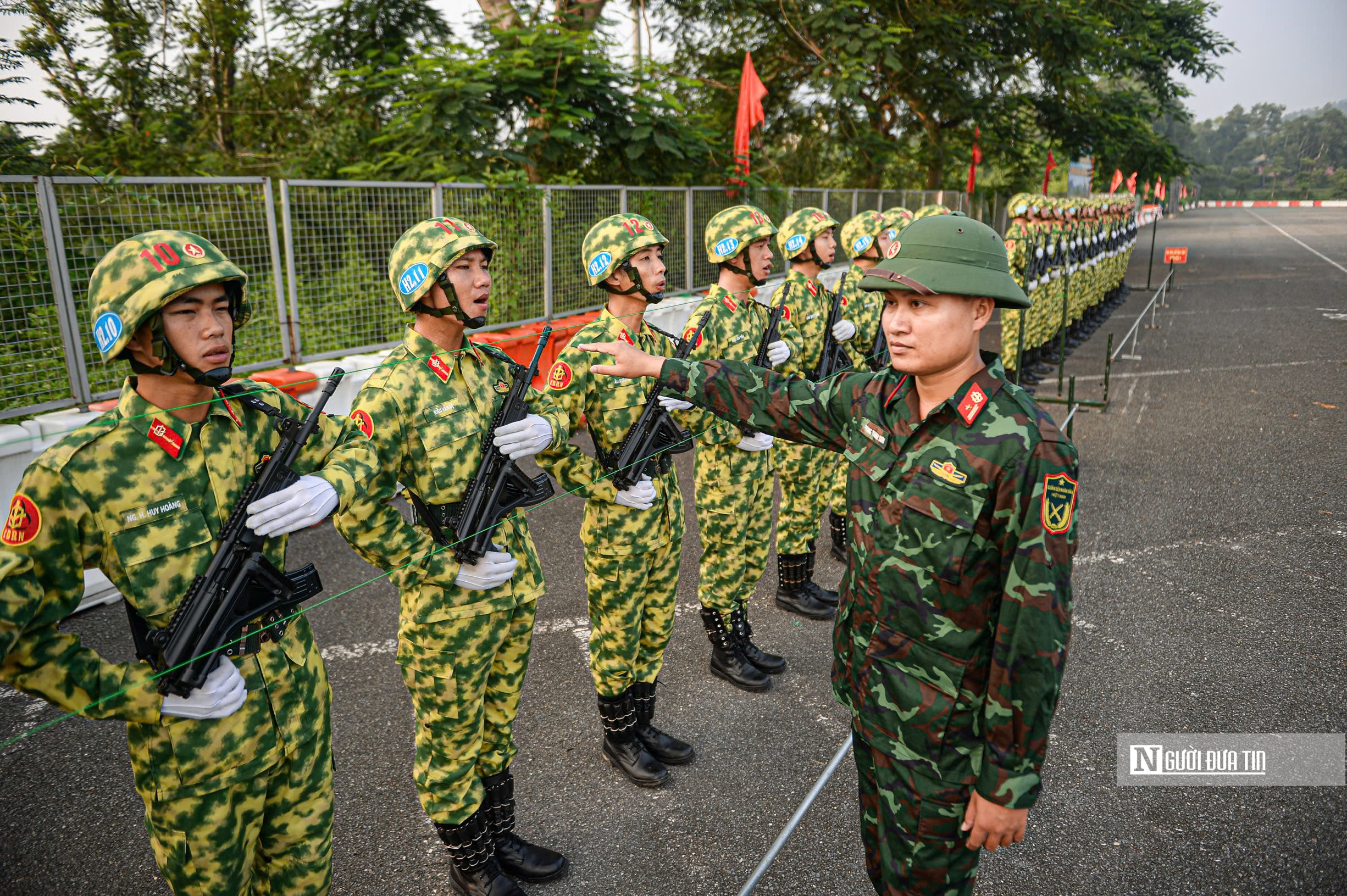 Cận cảnh chiến sĩ phòng hóa đeo tạ luyện tập giữa thao trường "đổ lửa" - Ảnh 6.