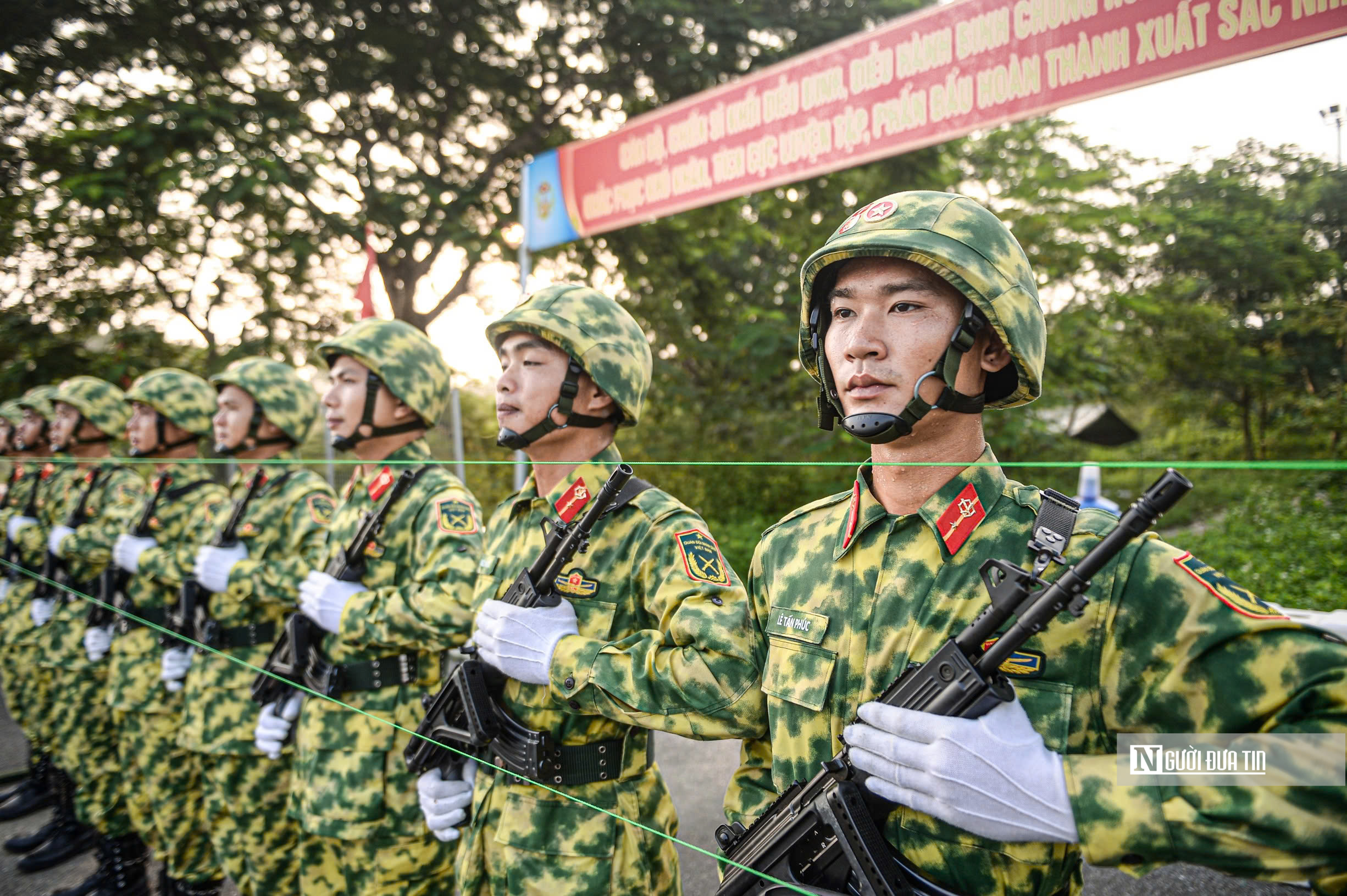 Cận cảnh chiến sĩ phòng hóa đeo tạ luyện tập giữa thao trường "đổ lửa" - Ảnh 9.