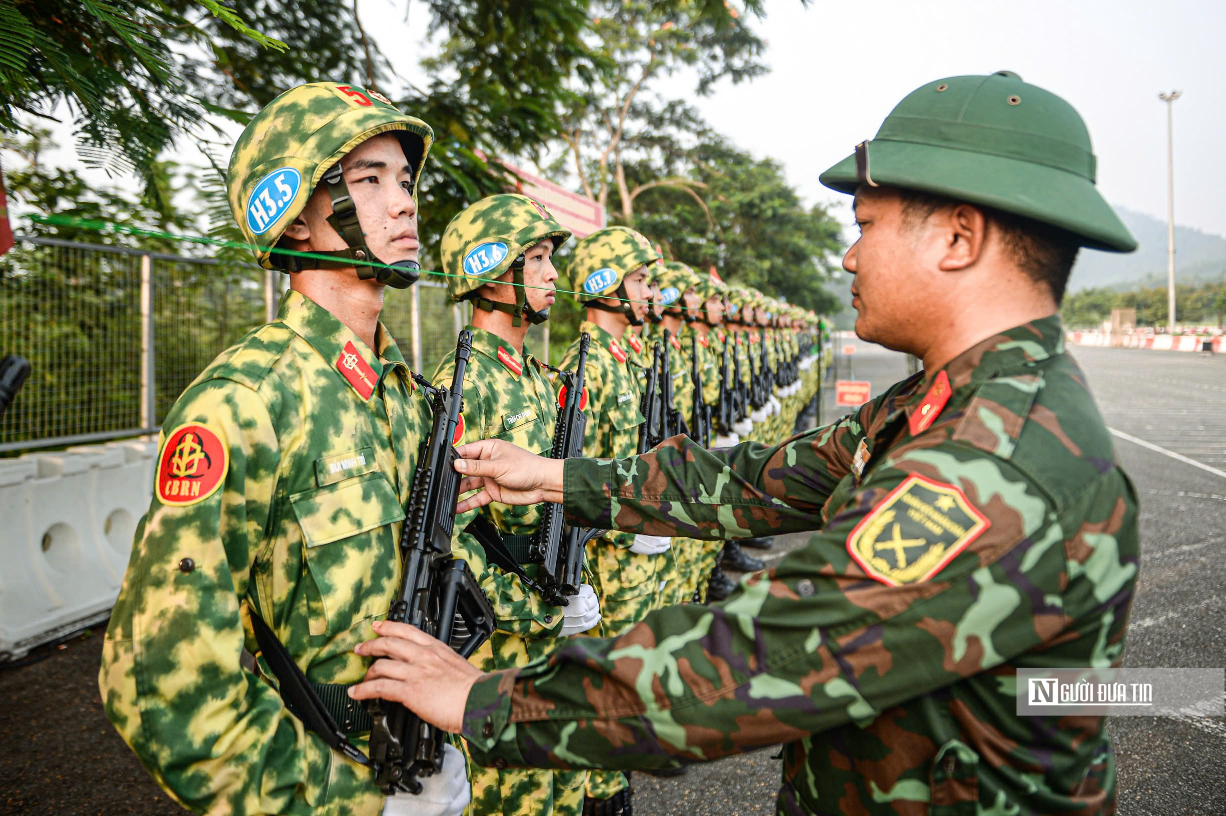 Cận cảnh chiến sĩ phòng hóa đeo tạ luyện tập giữa thao trường "đổ lửa" - Ảnh 11.