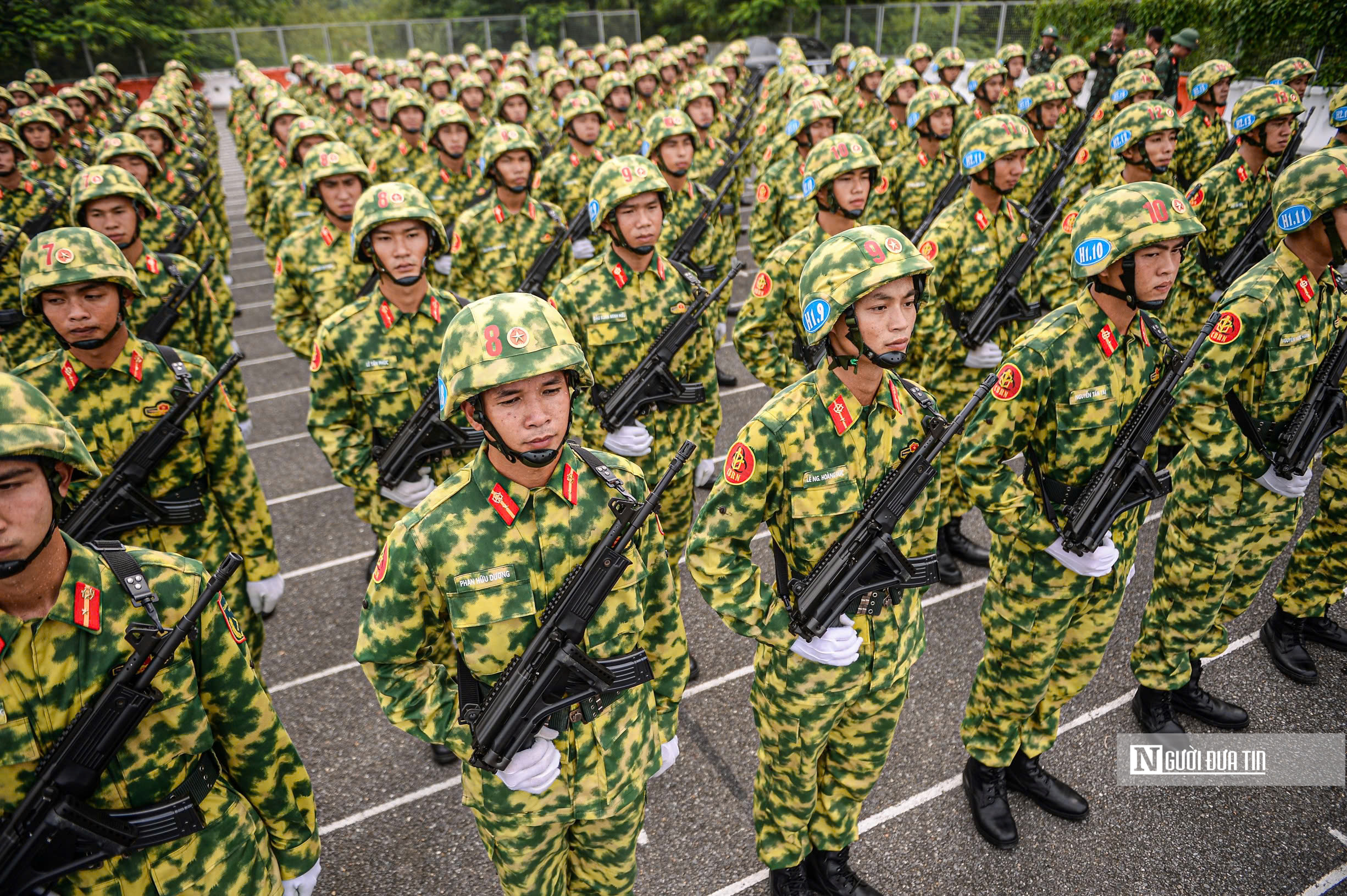 Cận cảnh chiến sĩ phòng hóa đeo tạ luyện tập giữa thao trường "đổ lửa" - Ảnh 4.